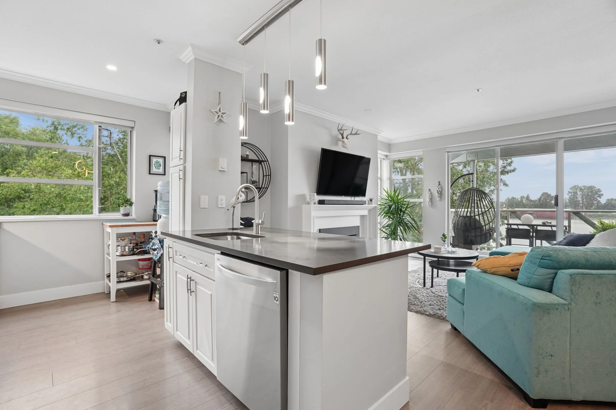 16-web-or-mls-311-2020 E Kent Ave_016.jpg