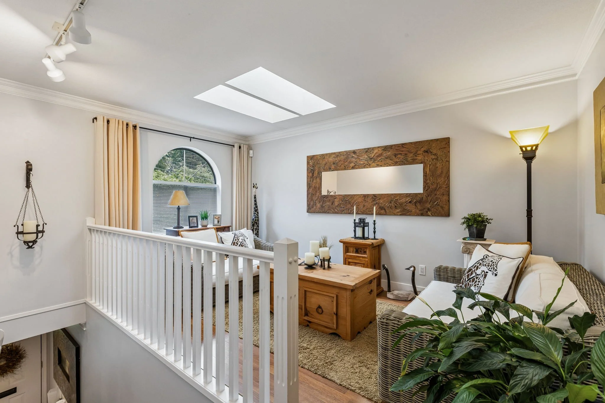 9-web-or-mls-3491 St George Ave_009.jpg