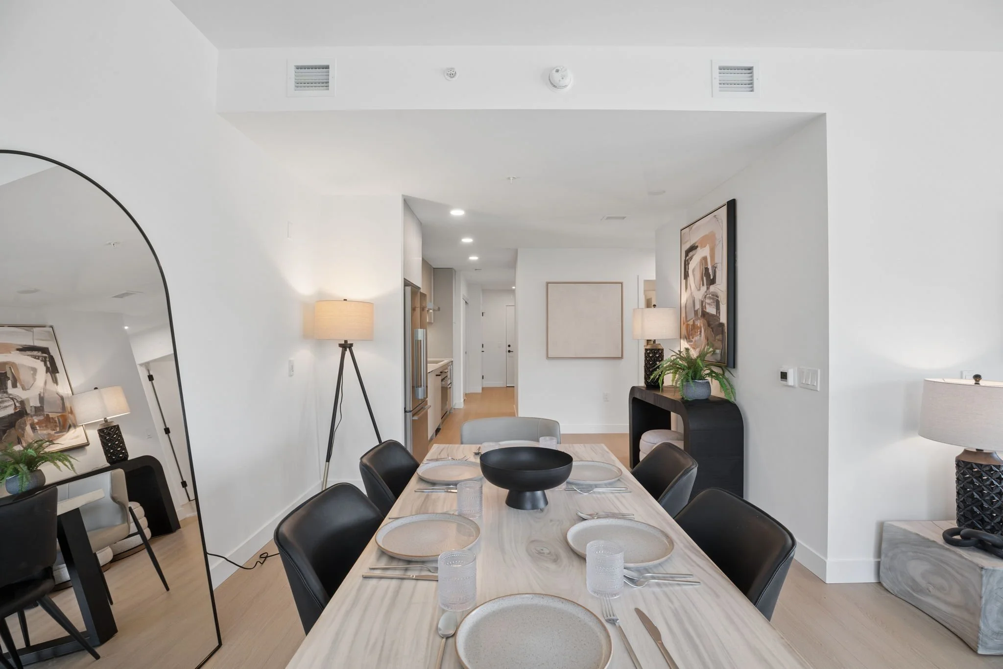 17-web-or-mls-563-422 E 3rd St_017.jpg