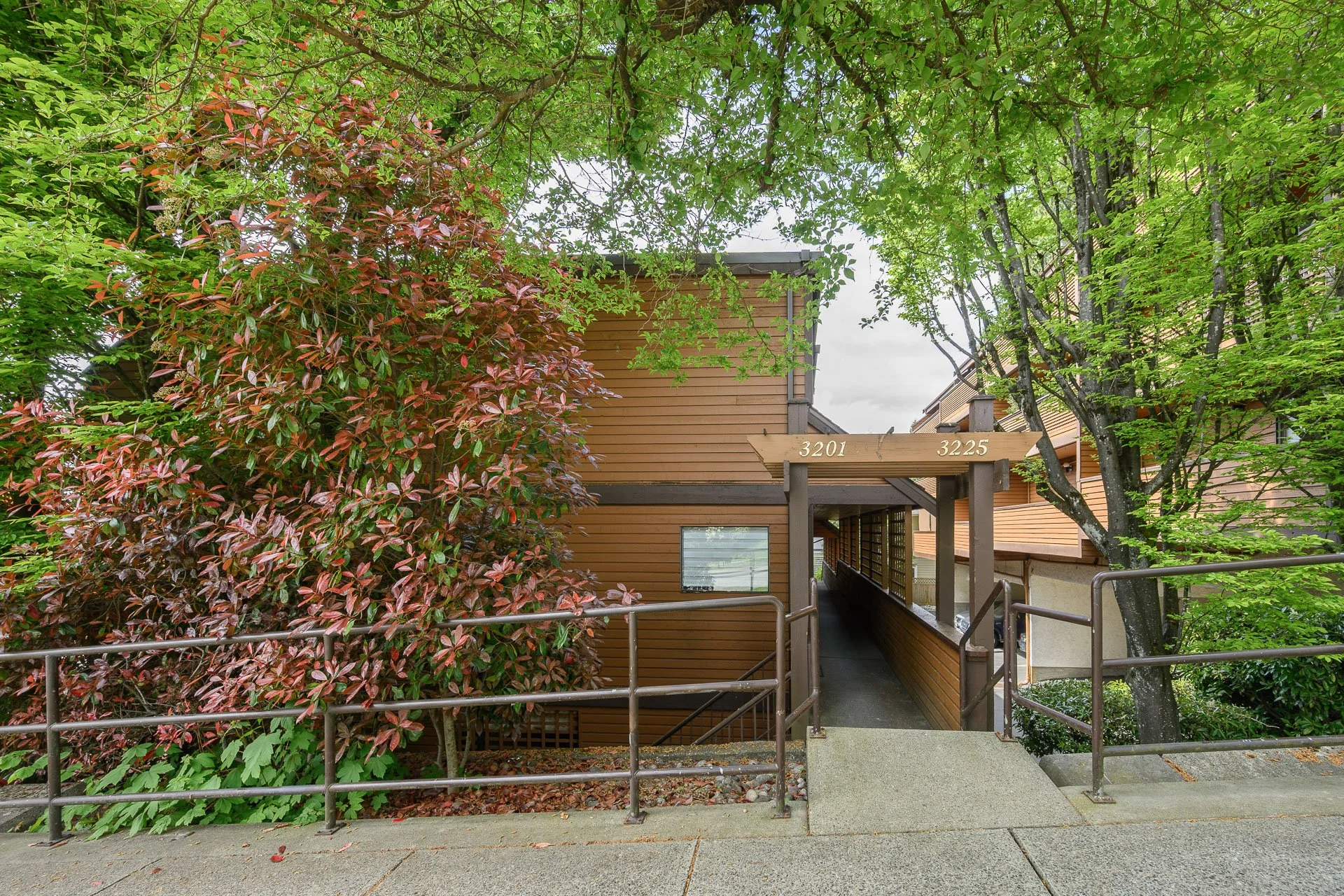3201-Lonsdale-Ave-360hometours-004s.jpg