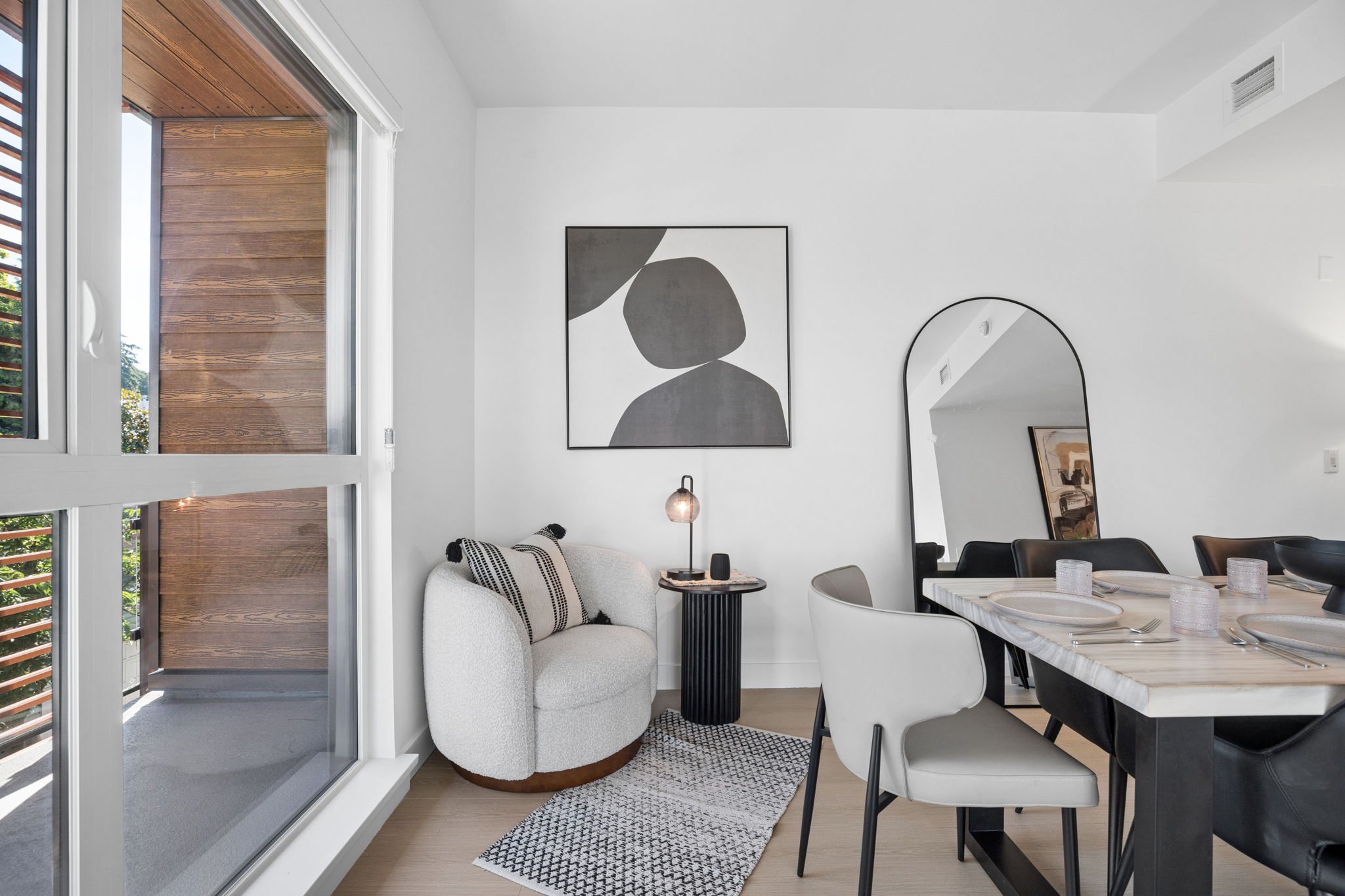 18-web-or-mls-563-422 E 3rd St_018.jpg