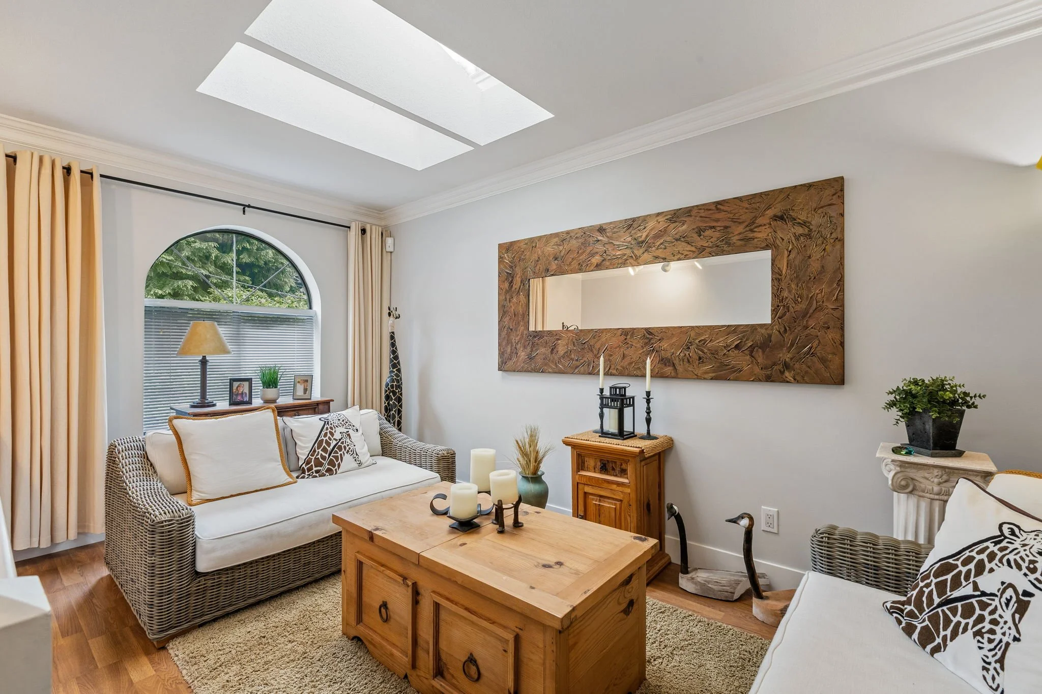 10-web-or-mls-3491 St George Ave_010.jpg