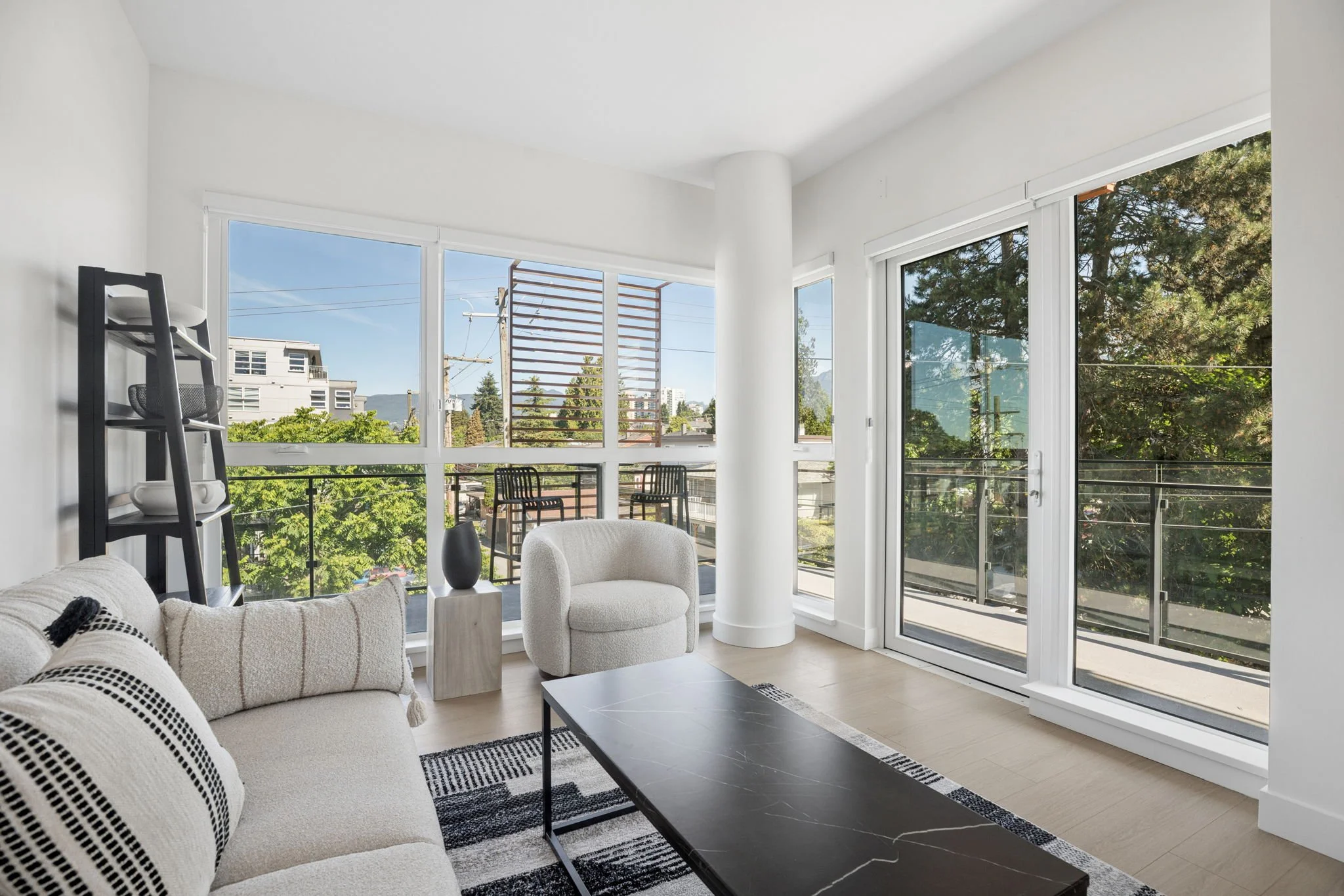 6-web-or-mls-563-422 E 3rd St_006.jpg