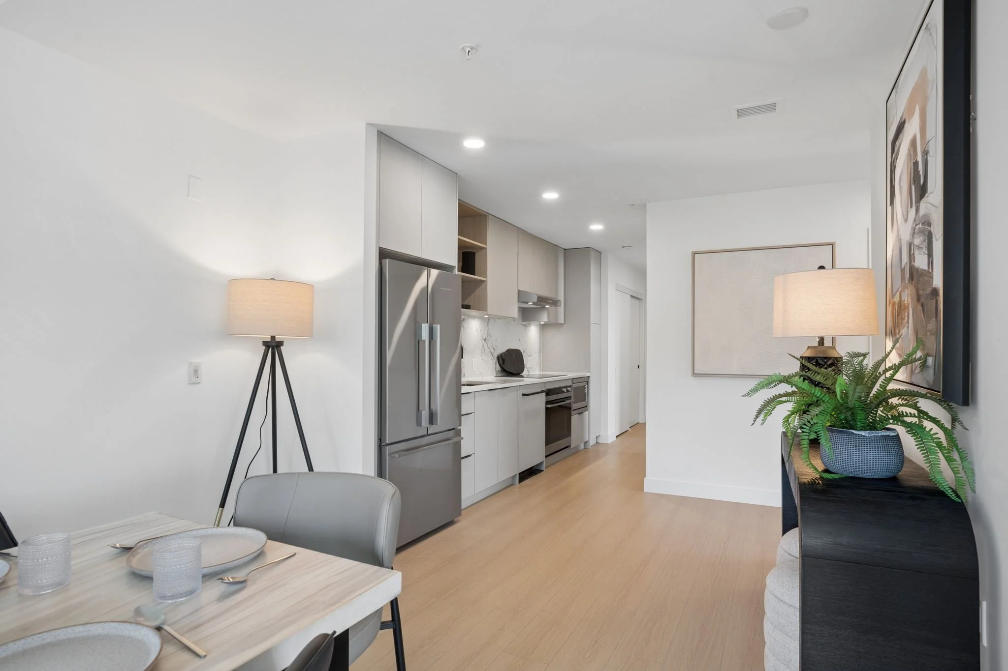 20-web-or-mls-563-422 E 3rd St_020.jpg