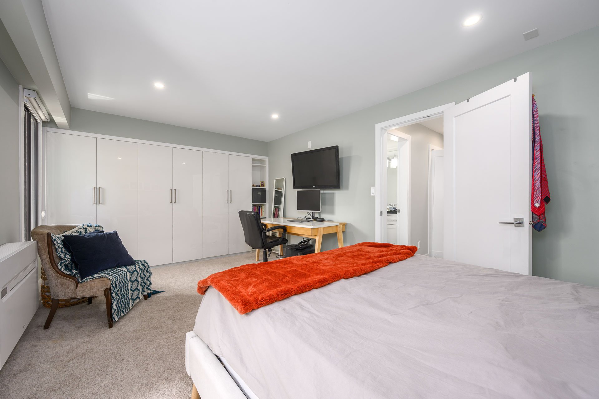 3201-Lonsdale-Ave-360hometours-027s.jpg