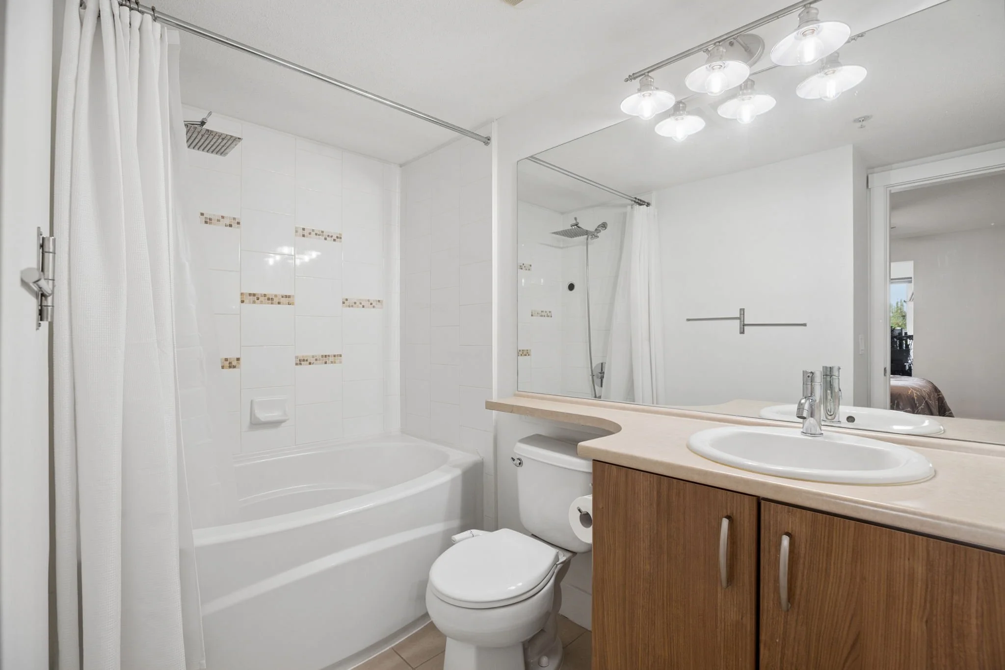 21-web-or-mls-202-3082 Dayanee Springs Blvd_021.jpg