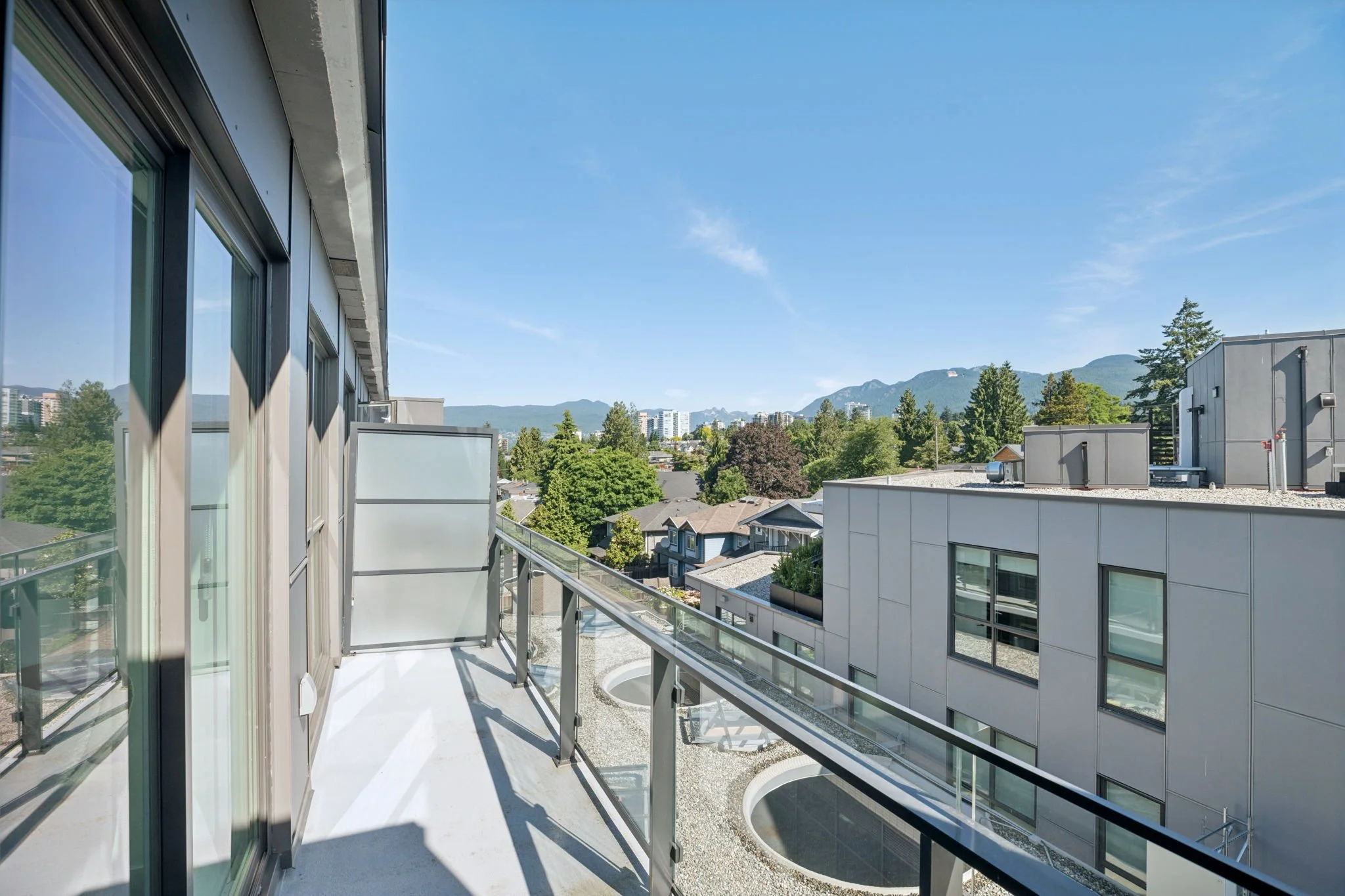 31-web-or-mls-321-422 E 3rd St_031.jpg