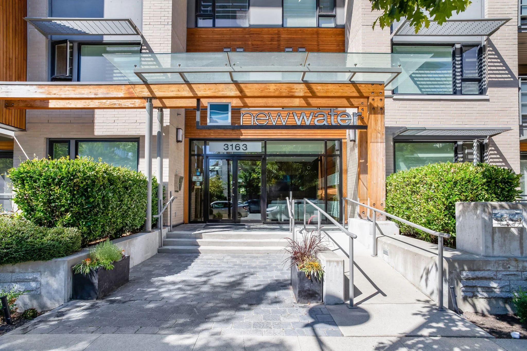 2-web-or-mls-412-3163 Riverwalk Ave_002.jpg