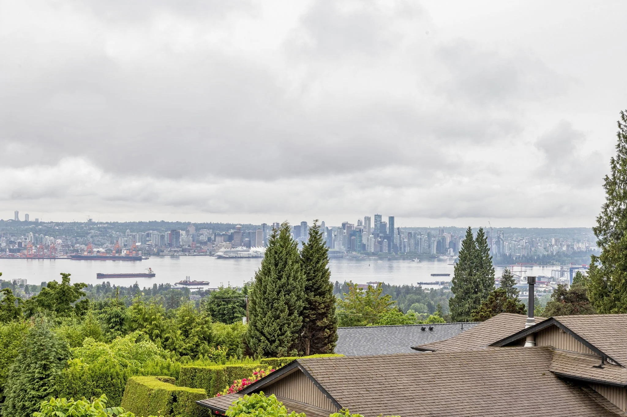 38-web-or-mls-3491 St George Ave_038.jpg