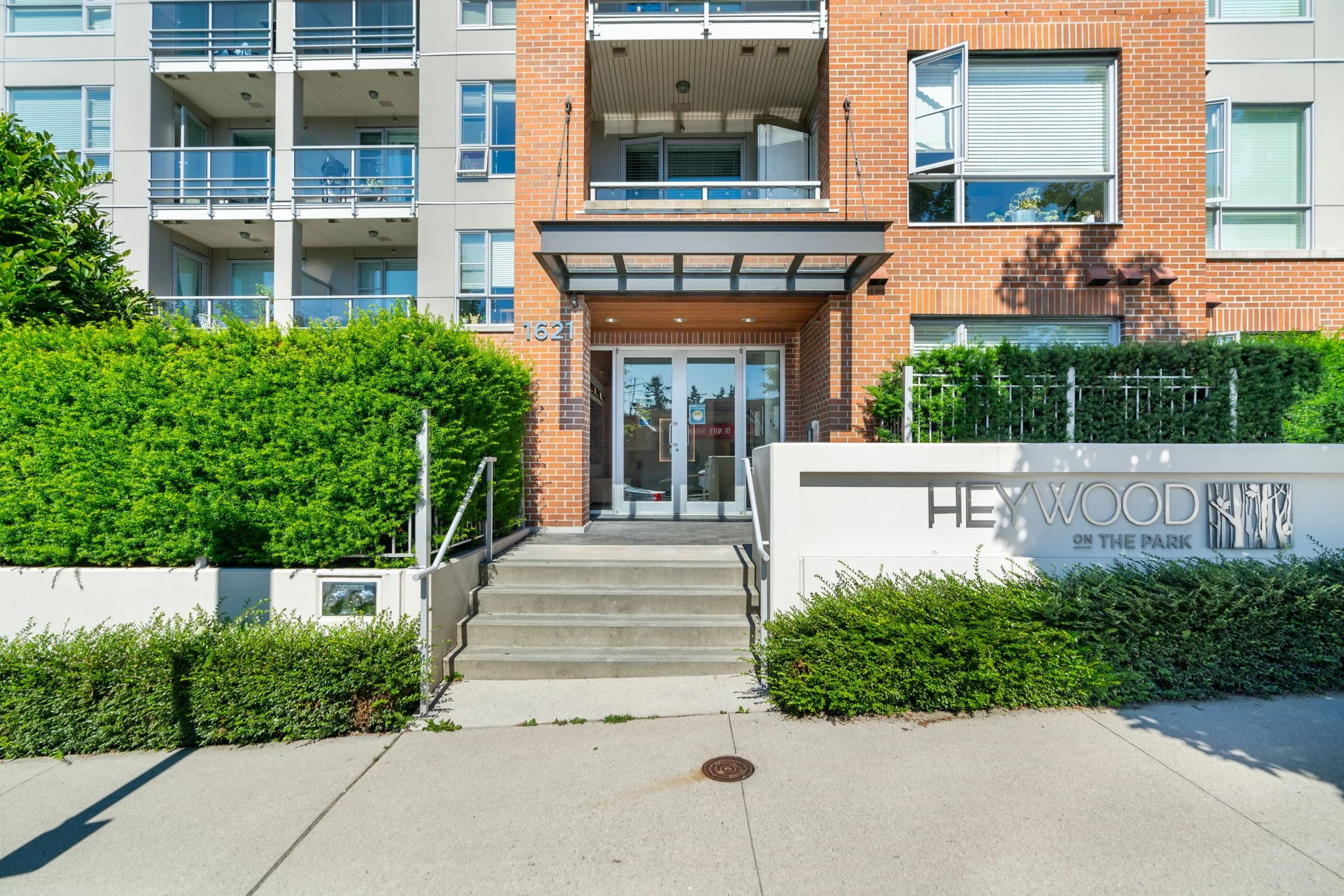 4-web-or-mls-204-1621 Hamilton Ave_004.jpg