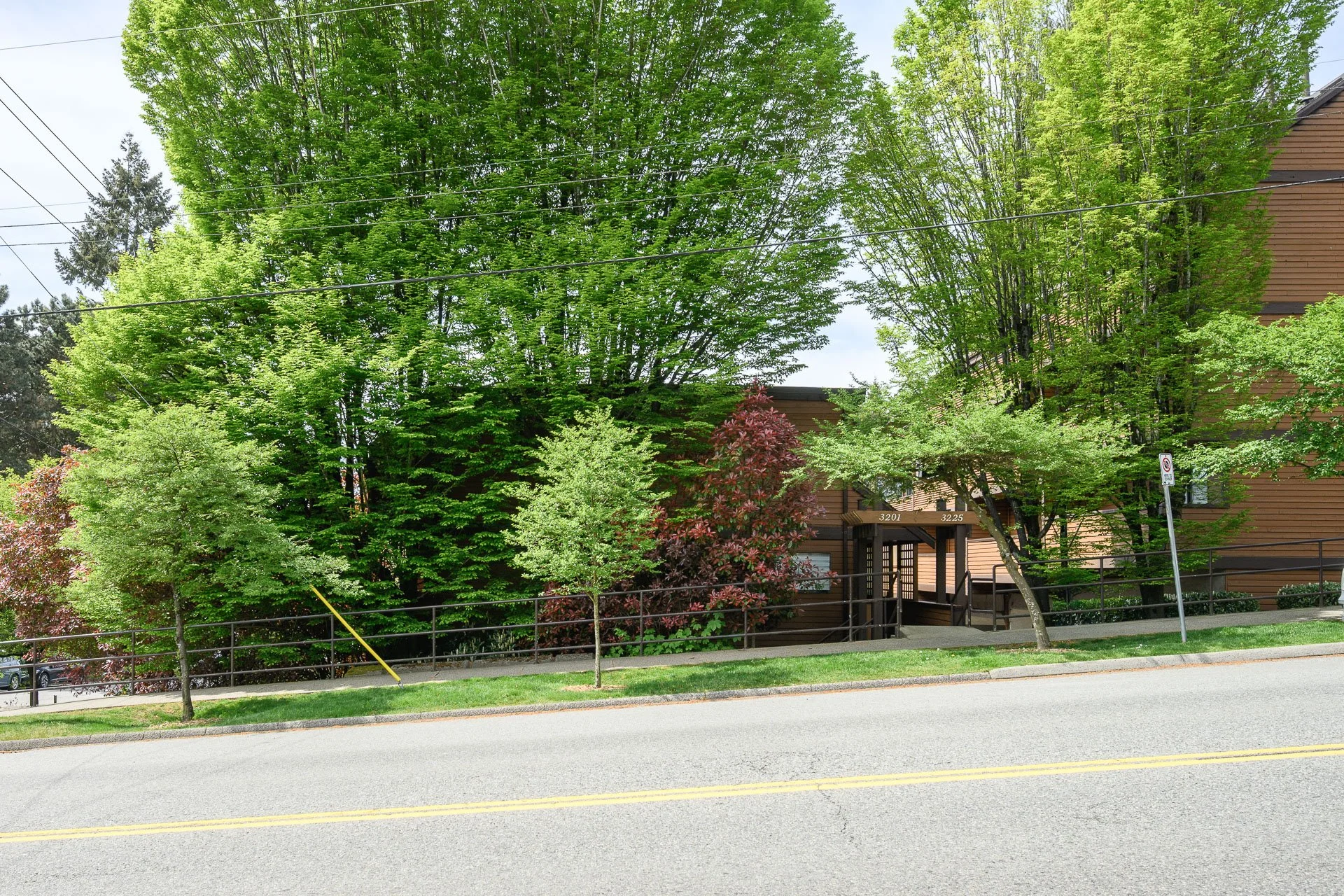3201-Lonsdale-Ave-360hometours-003s.jpg