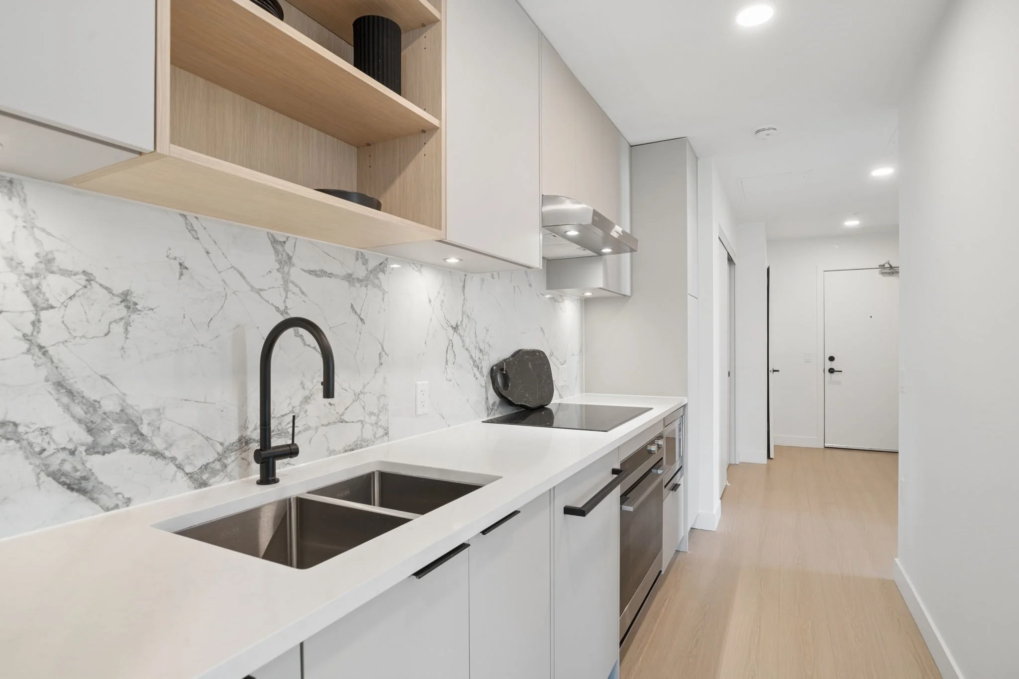 21-web-or-mls-563-422 E 3rd St_021.jpg