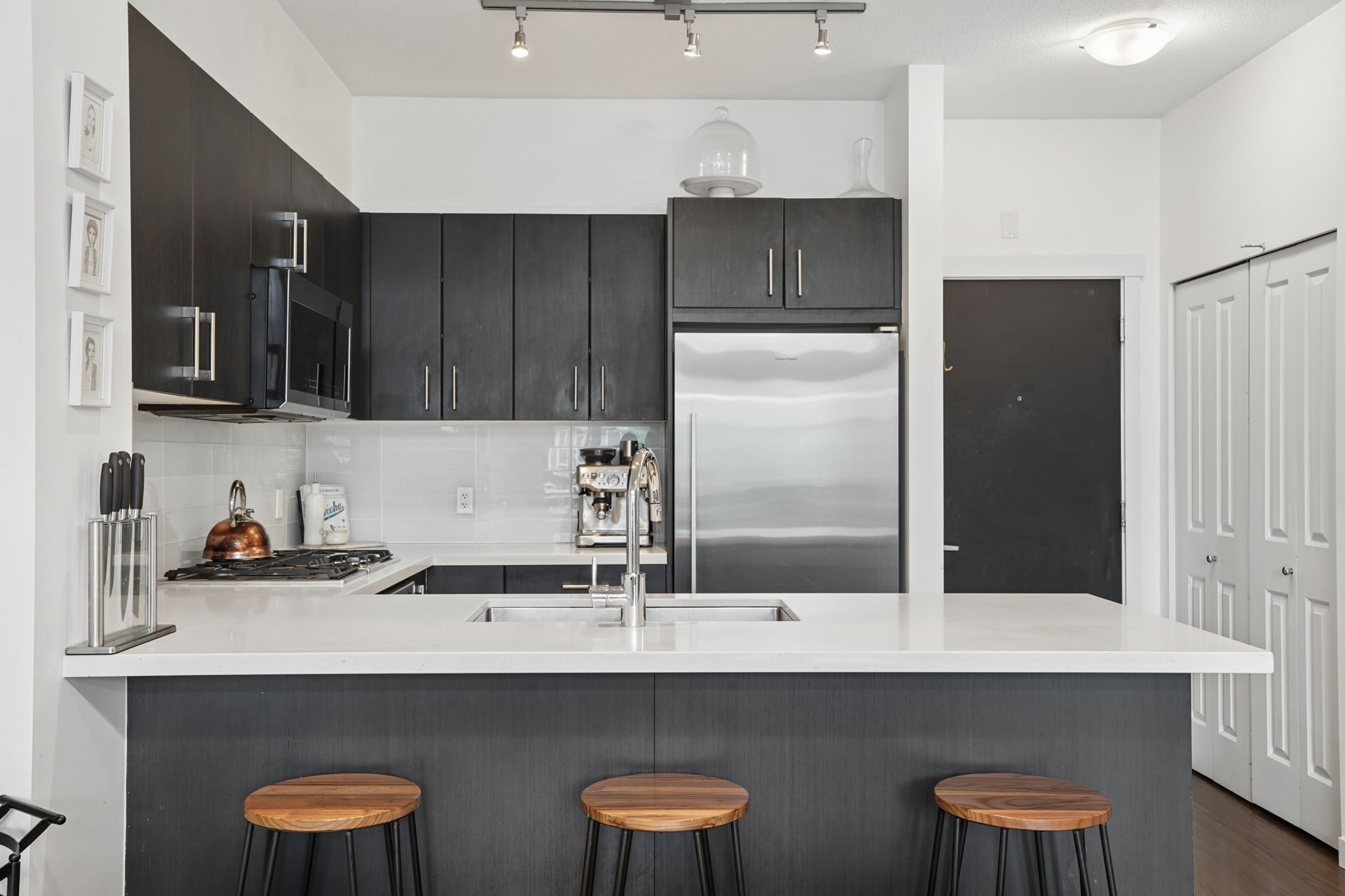 10-web-or-mls-412-3163 Riverwalk Ave_010.jpg