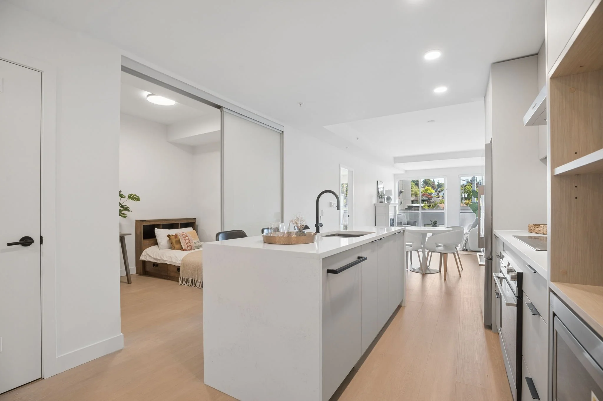 22-web-or-mls-321-422 E 3rd St_022.jpg