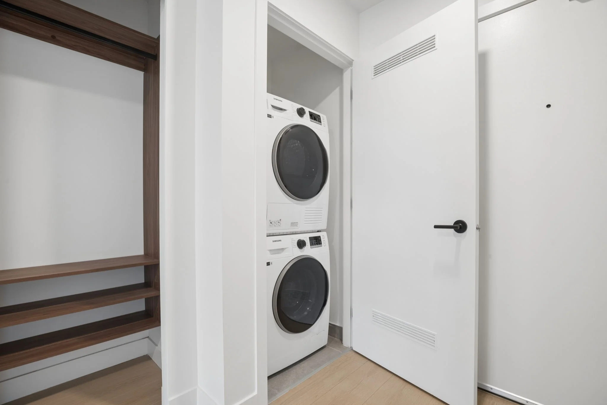 35-web-or-mls-563-422 E 3rd St_035.jpg