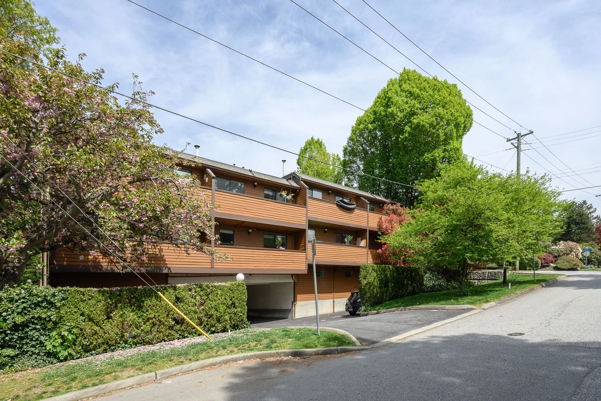 3201-Lonsdale-Ave-360hometours-001s.jpg