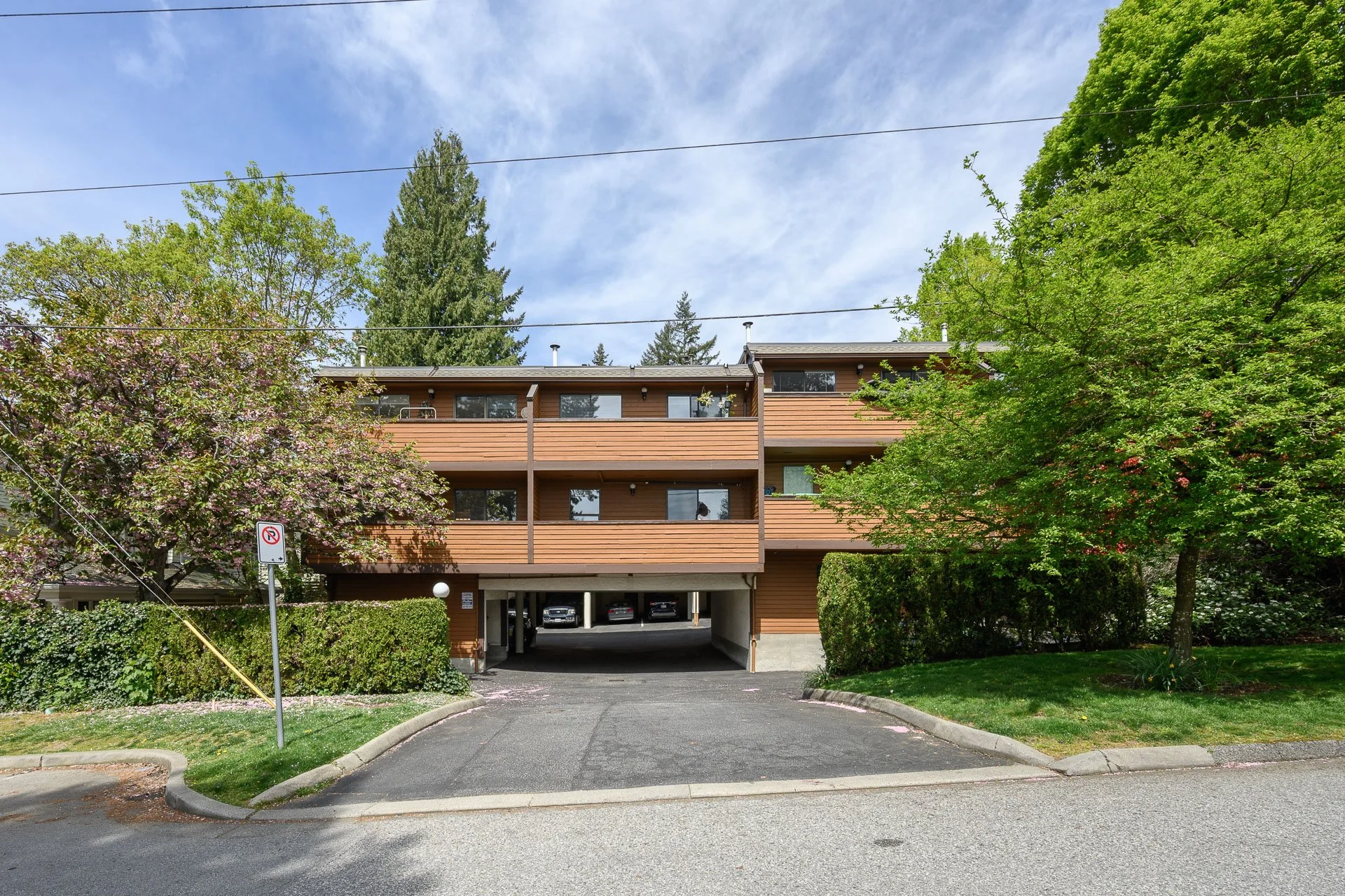 3201-Lonsdale-Ave-360hometours-002s.jpg