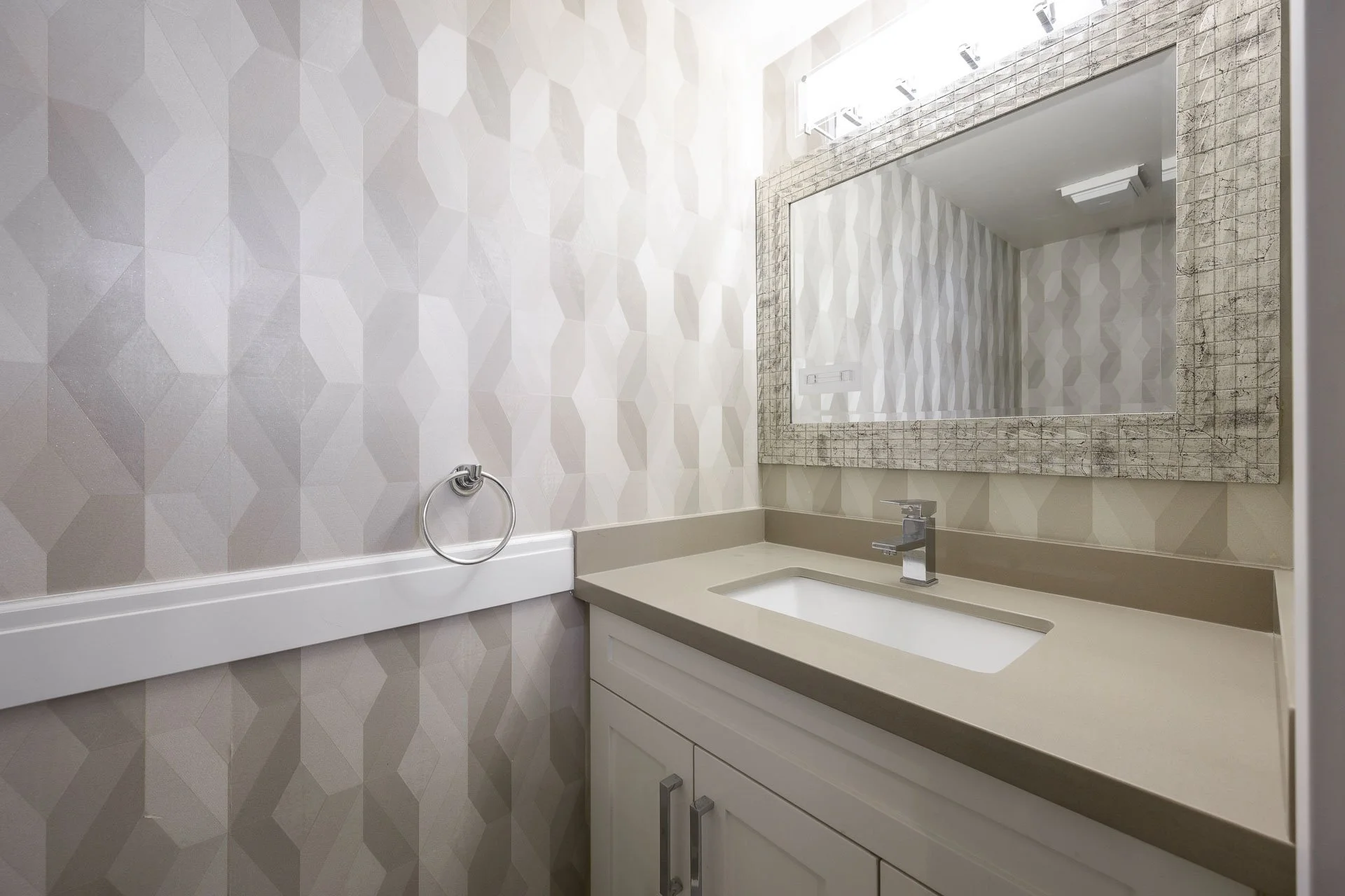 3201-Lonsdale-Ave-360hometours-036s.jpg