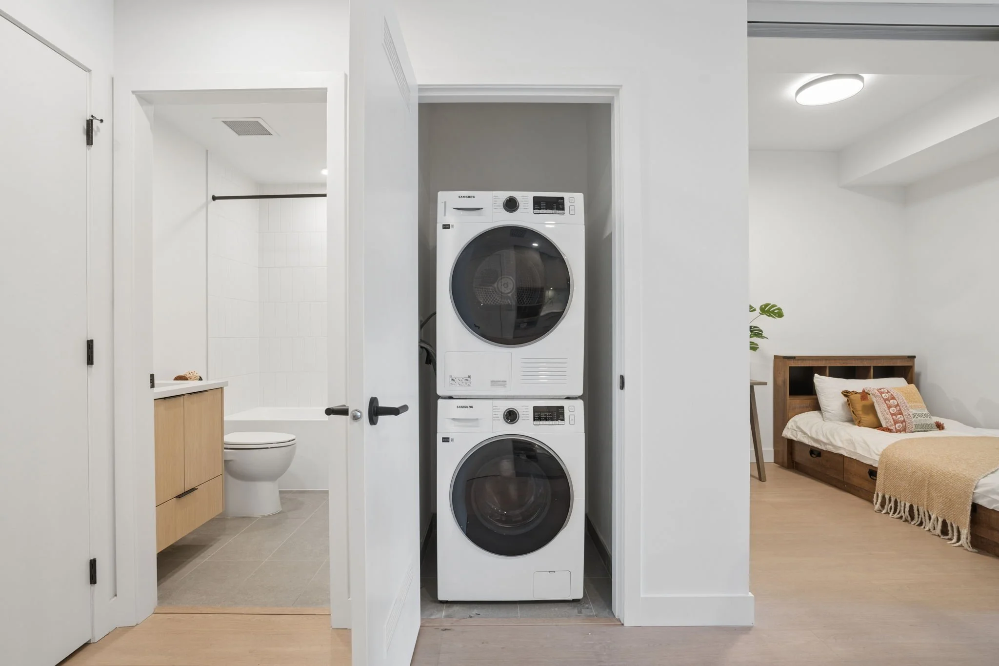 30-web-or-mls-321-422 E 3rd St_030.jpg