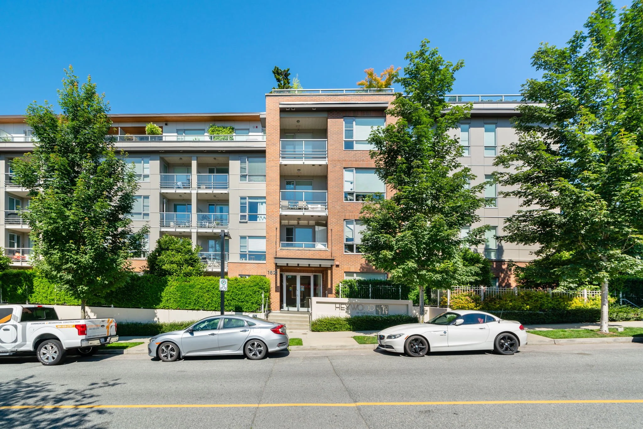 3-web-or-mls-204-1621 Hamilton Ave_003.jpg