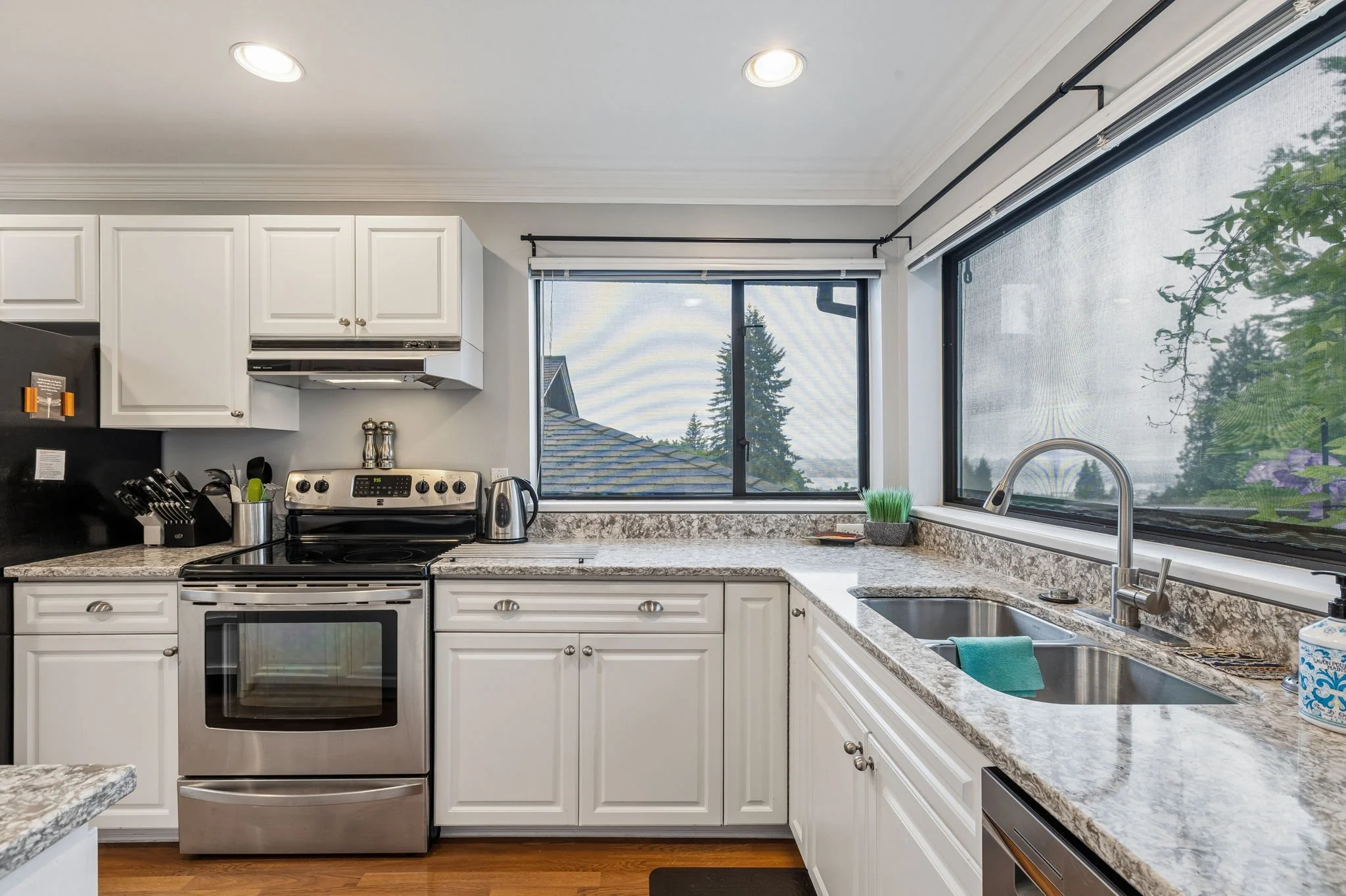 27-web-or-mls-3491 St George Ave_027.jpg