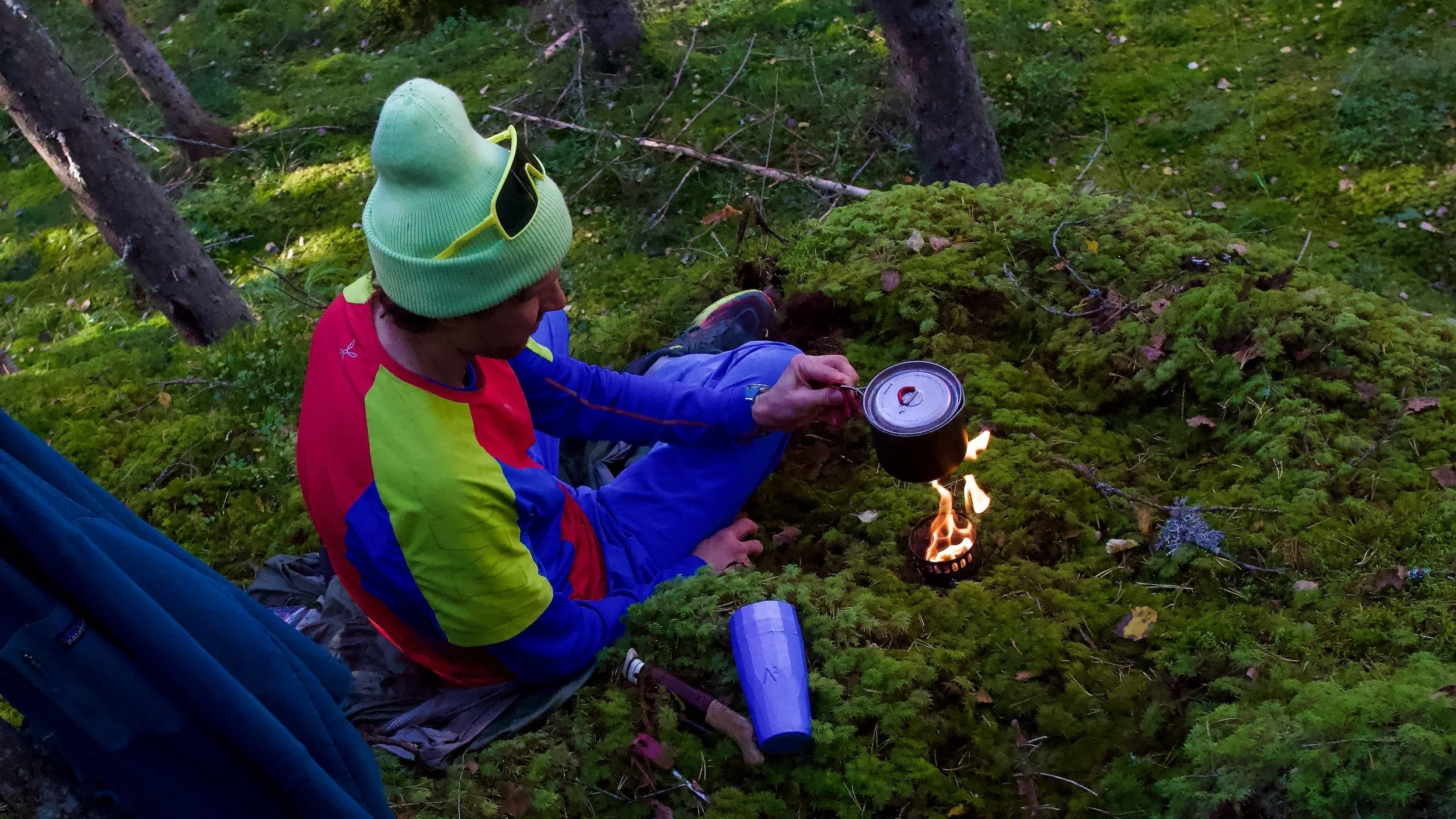 Väki keltainen juoksukahvi kiehuvana_16:9.jpeg