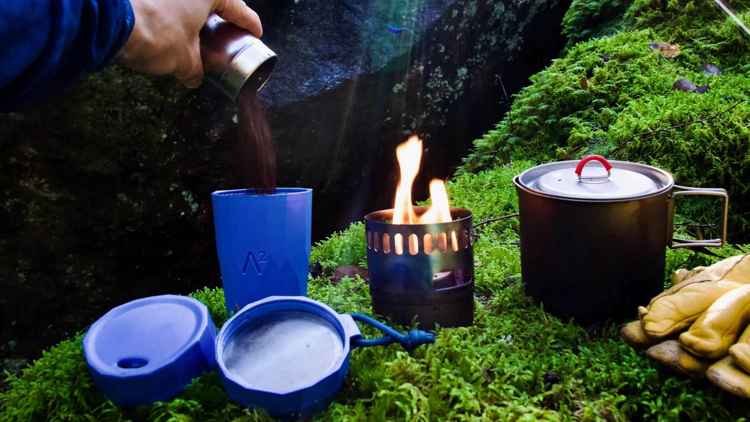 Väki sininen kahviopas loistava valo 16:9.jpeg