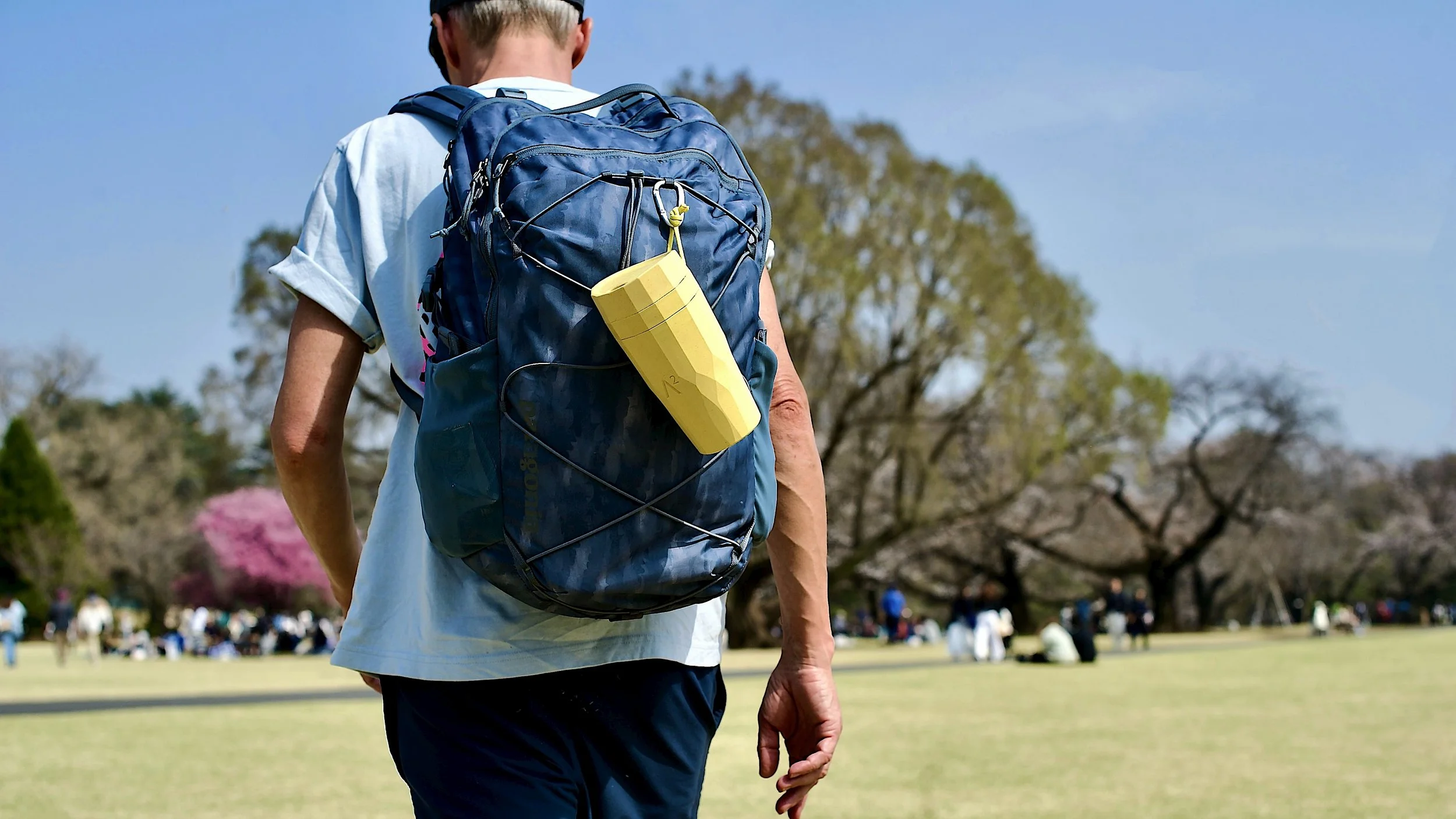 Väki Tokio reppu puistokävelyllä roikkua 16:9.jpeg