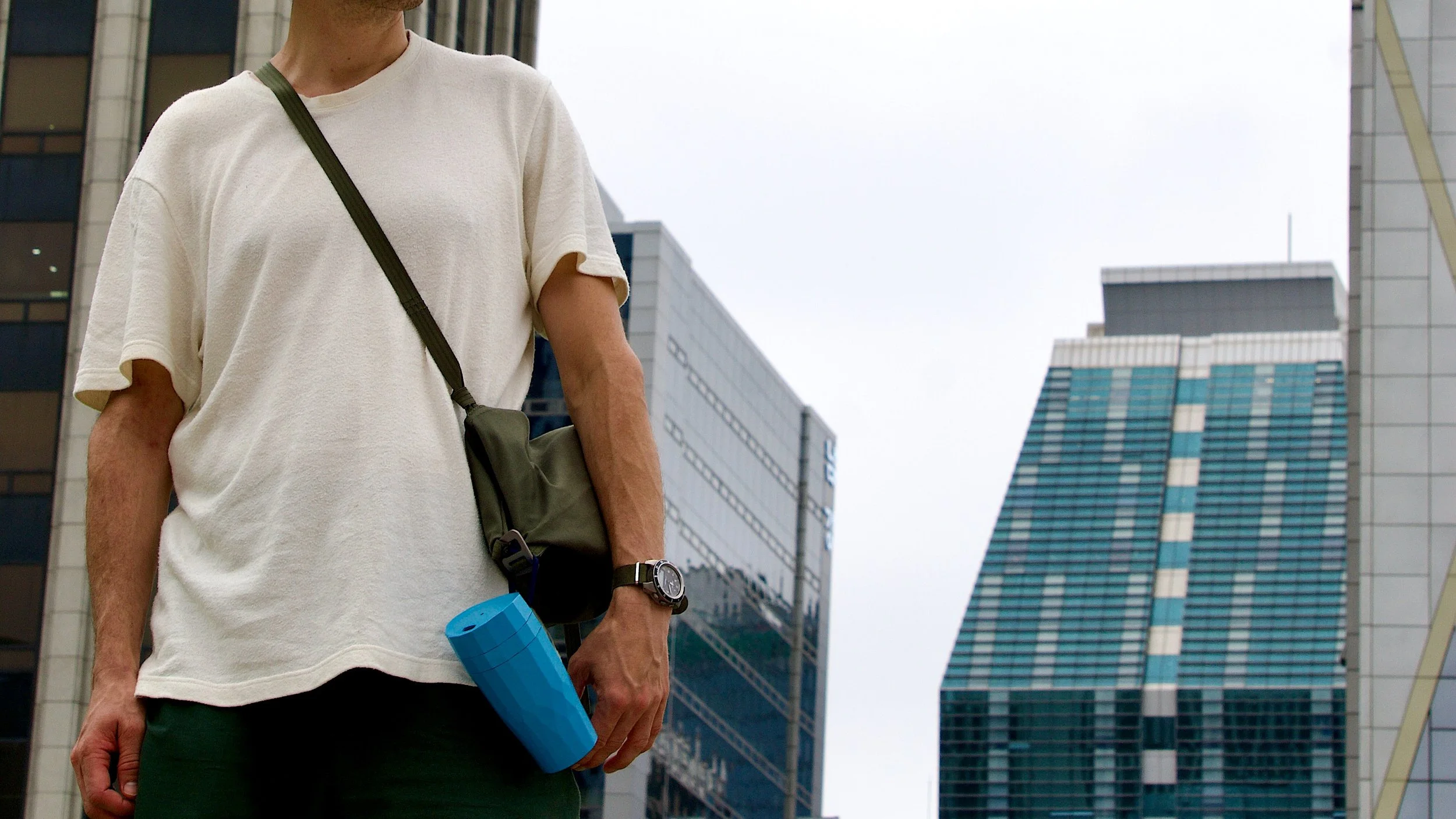 Väki sininen Korea poseeraa 16_9.jpeg