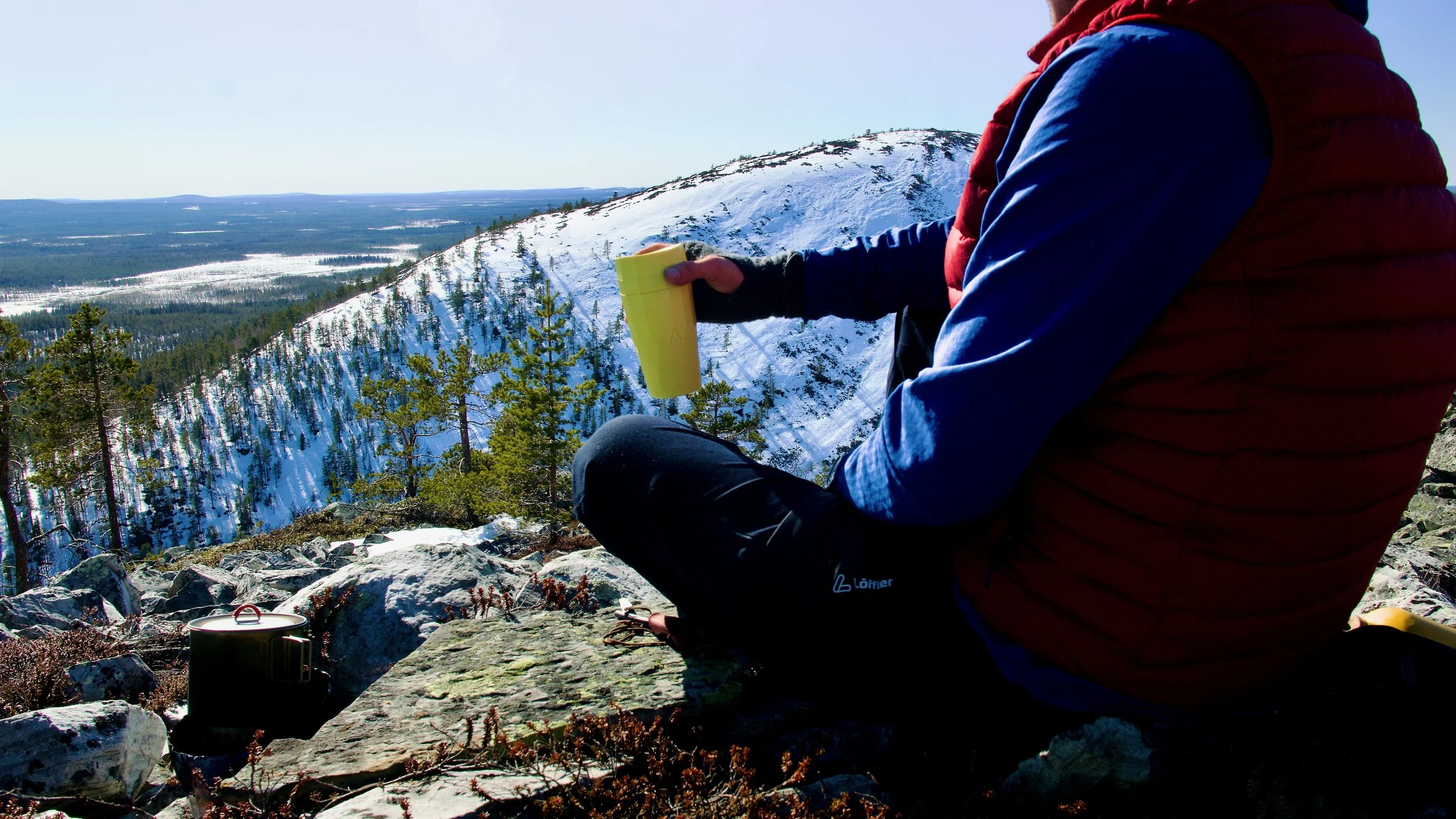 Väki keltainen Pyhä päällä käsissä 16_9.jpeg