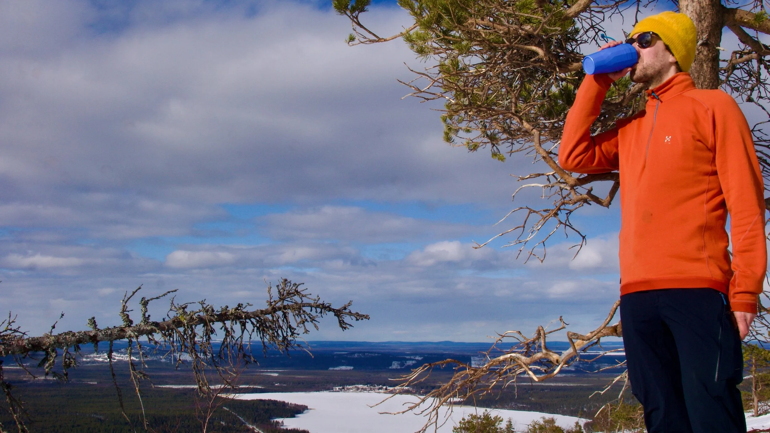 Väki sininen Pyhä juomassa punaista paitaa 16:9.jpeg