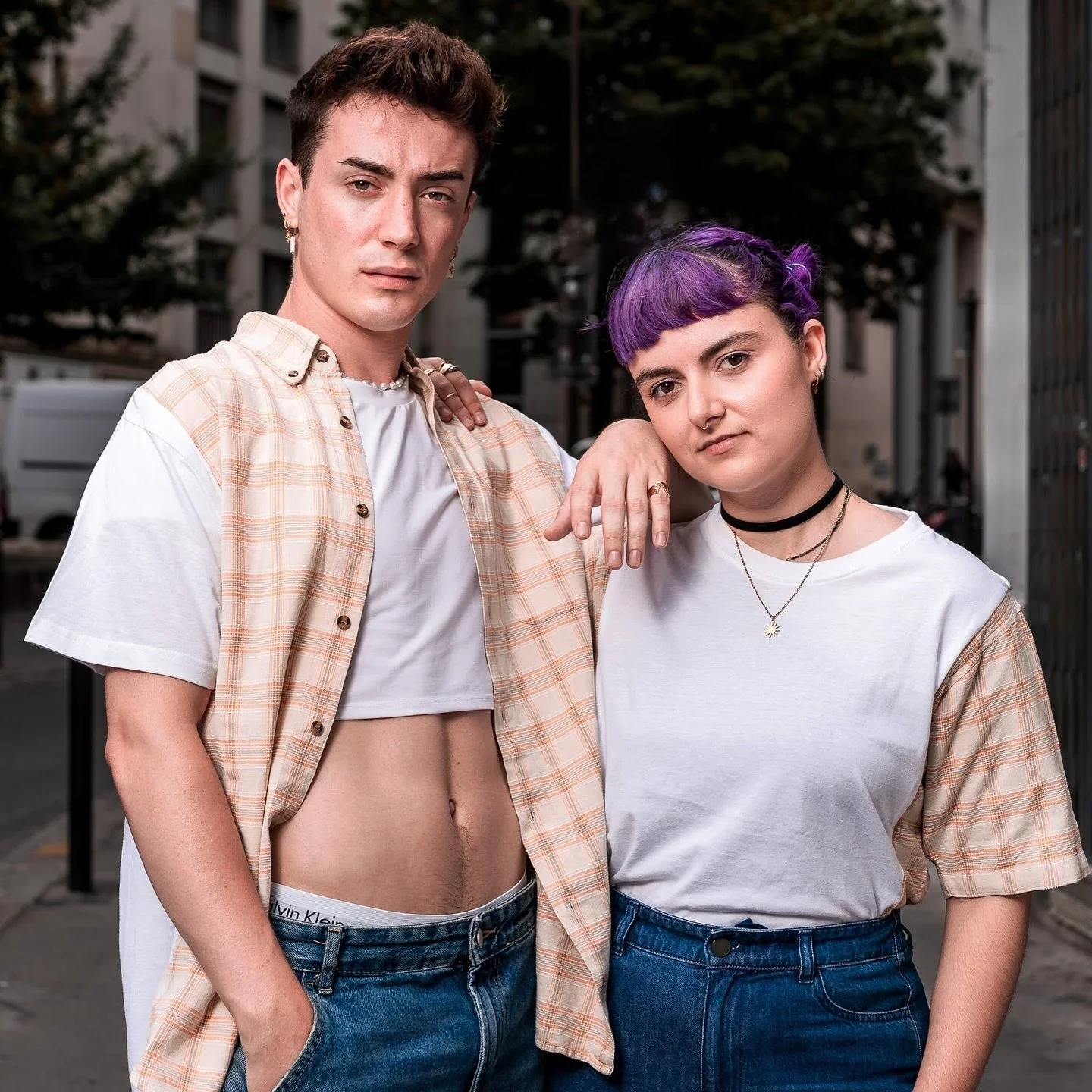 Duo upcycling &amp; One of a kind
T-shirt &amp; shirt combinaison 👕👔

Mod&egrave;les:
Danseur/acrobate/chanteur @_le_kiks_ 
Chanteuse/musicienne/compositrice @alienor.gf 

📸: @duylau.pix 

#upcyclingclothes #ajarcoutureparis #modeecoresponsable #u