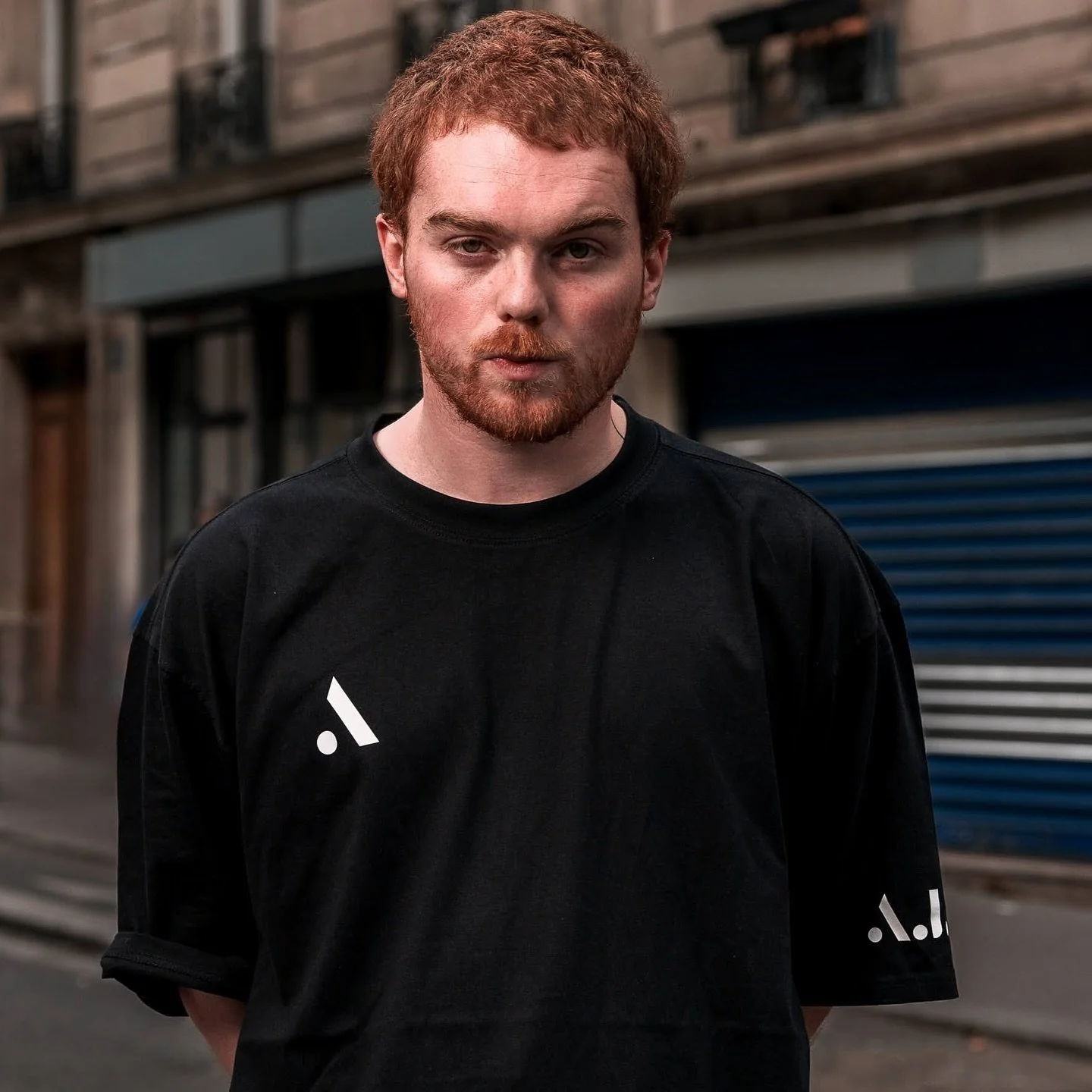 Le troisi&egrave;me mod&egrave;le du T-shirt du lancement est dispo 🚀
Il s&rsquo;agit du AJAR 2.2 
Dispo en noir et en blanc 🖤🤍
L&rsquo;artiste @treil_r mesure 1m80 et porte la taille XXL

MP for order 📩

📸 : @duylau.pix 

#ajarcoutureparis #tsh