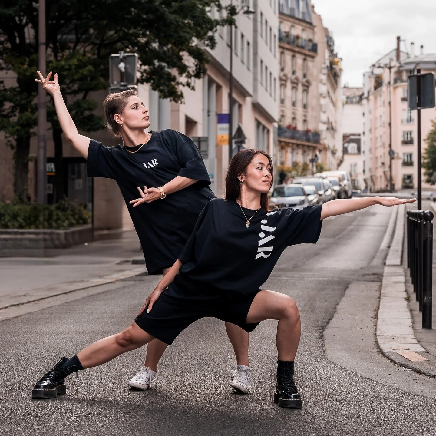 Drop du T-Shirt du lancement de AJAR 🚀 Tu veux le tien ?

Coupe oversize, unisexe 100% coton disponible de la taille S &agrave; la taille XXL en noir ou en blanc 
💃 @marion.gblt &agrave; gauche, mesure 1m63 et porte le mod&egrave;le AJAR 2.0 taille