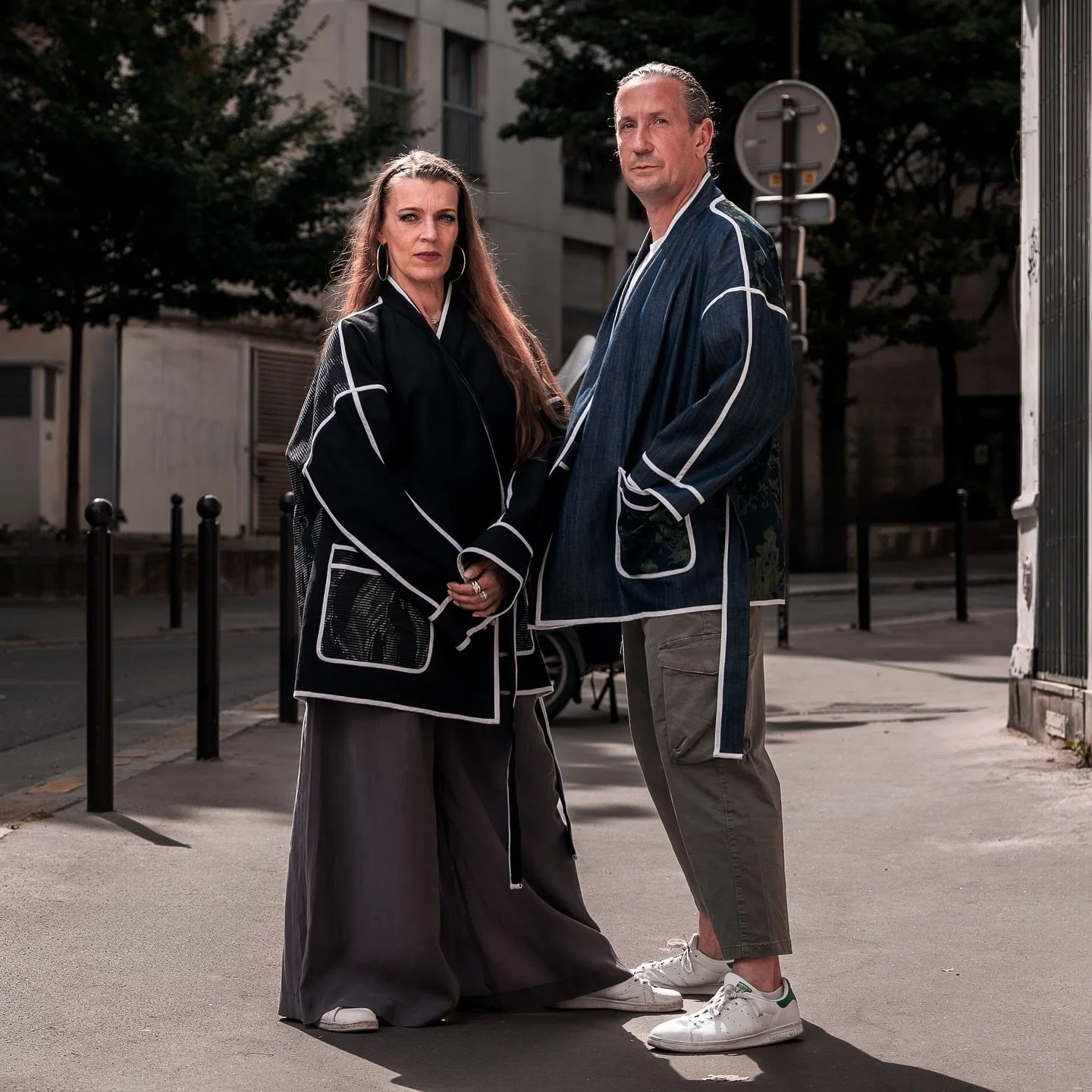 KIMLINE ~ Le r&eacute;emploi, le processus qui consiste &agrave; utiliser des stocks dormants de tissus pour cr&eacute;er de nouveaux v&ecirc;tements. Pour les kimonos KIMLINE, il s&rsquo;agit de stocks de denim bleu et noir ainsi que de chutes de je