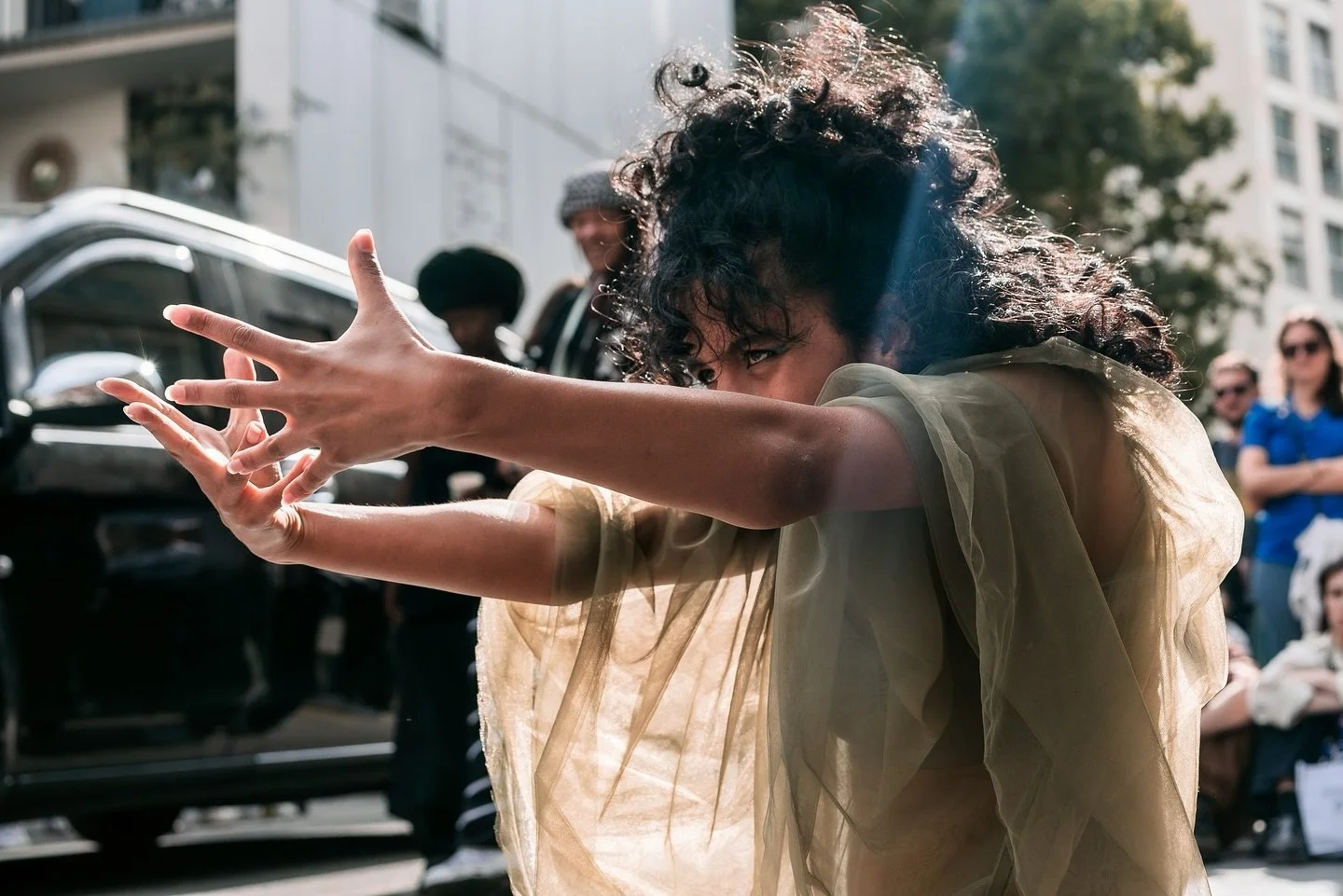 Moment suspendu avec la magnifique danseuse @mamtina.rey qui porte un haut en tulle de coton qui a &eacute;t&eacute; coup&eacute; en direct sur place deux minutes avant la prestation ✂️. 

&Agrave; l&rsquo;origine il s&rsquo;agissait d&rsquo;une robe