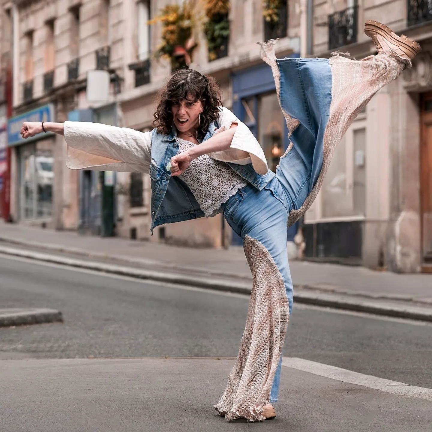 @just_gladia ce jour l&agrave; 🌬️ ~ veste upcycl&eacute;e &agrave; partir de deux vestes. L&rsquo;une chin&eacute;e en seconde main et l&rsquo;autre r&eacute;cup&eacute;r&eacute;e des suites d&rsquo;une repr&eacute;sentation hip hop pour un festival