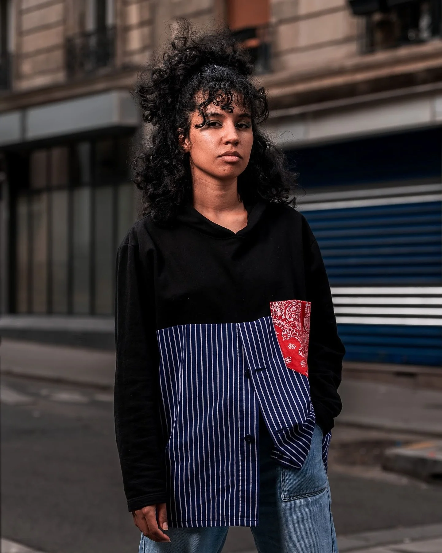 @mamtina.rey dans un sweat upcycl&eacute; de la Collection BOTTOM UP

Un ancien sweat noir mix&eacute; avec un bas de chemise vintage.
La poche bandana et l&rsquo;empi&egrave;tement dos &laquo;&nbsp;Fly&nbsp;&raquo;&nbsp;ont &eacute;t&eacute; cr&eacu