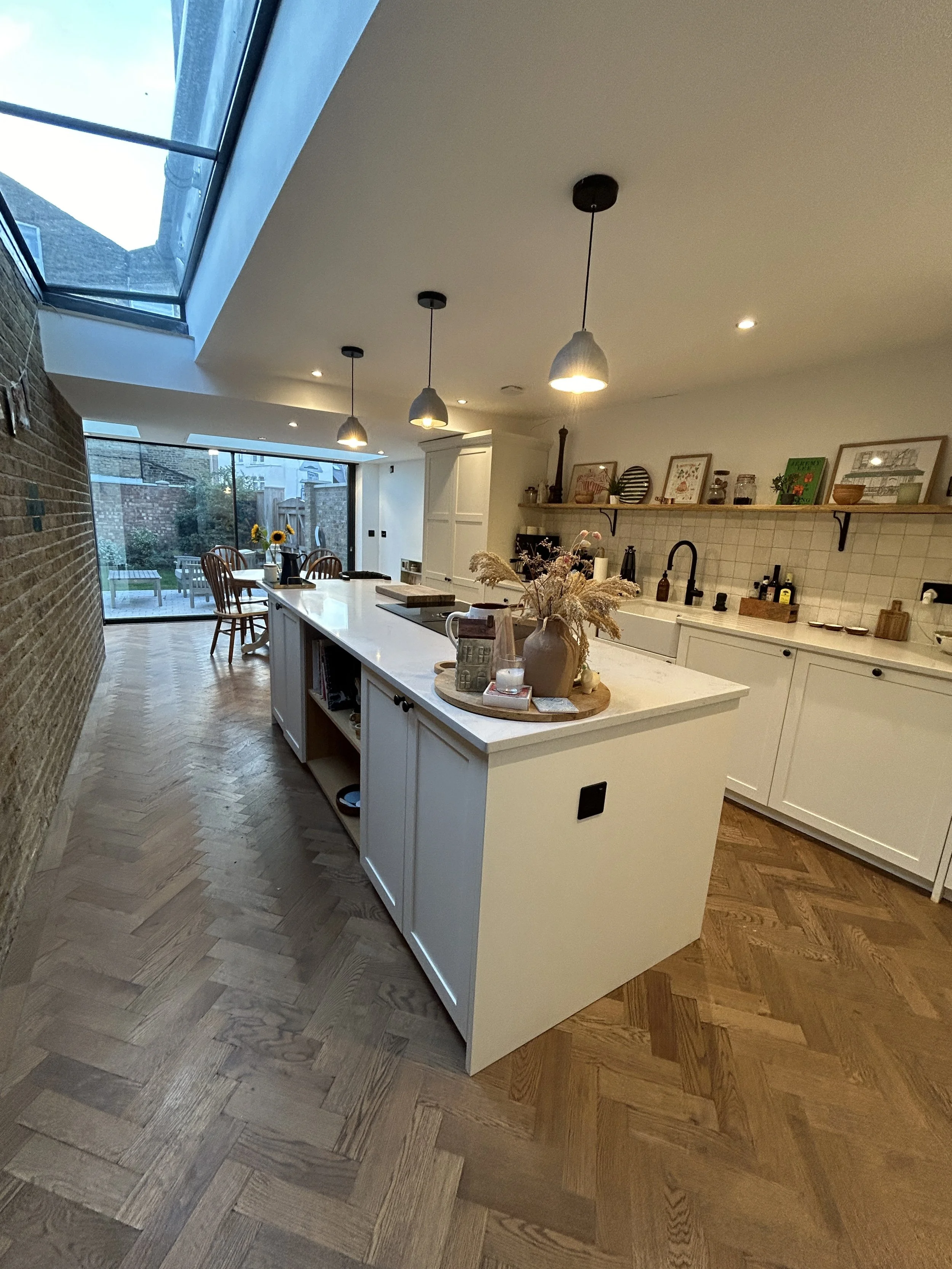 The light from the side return glazing from Maxwell opens up the space and brightens the lounge.