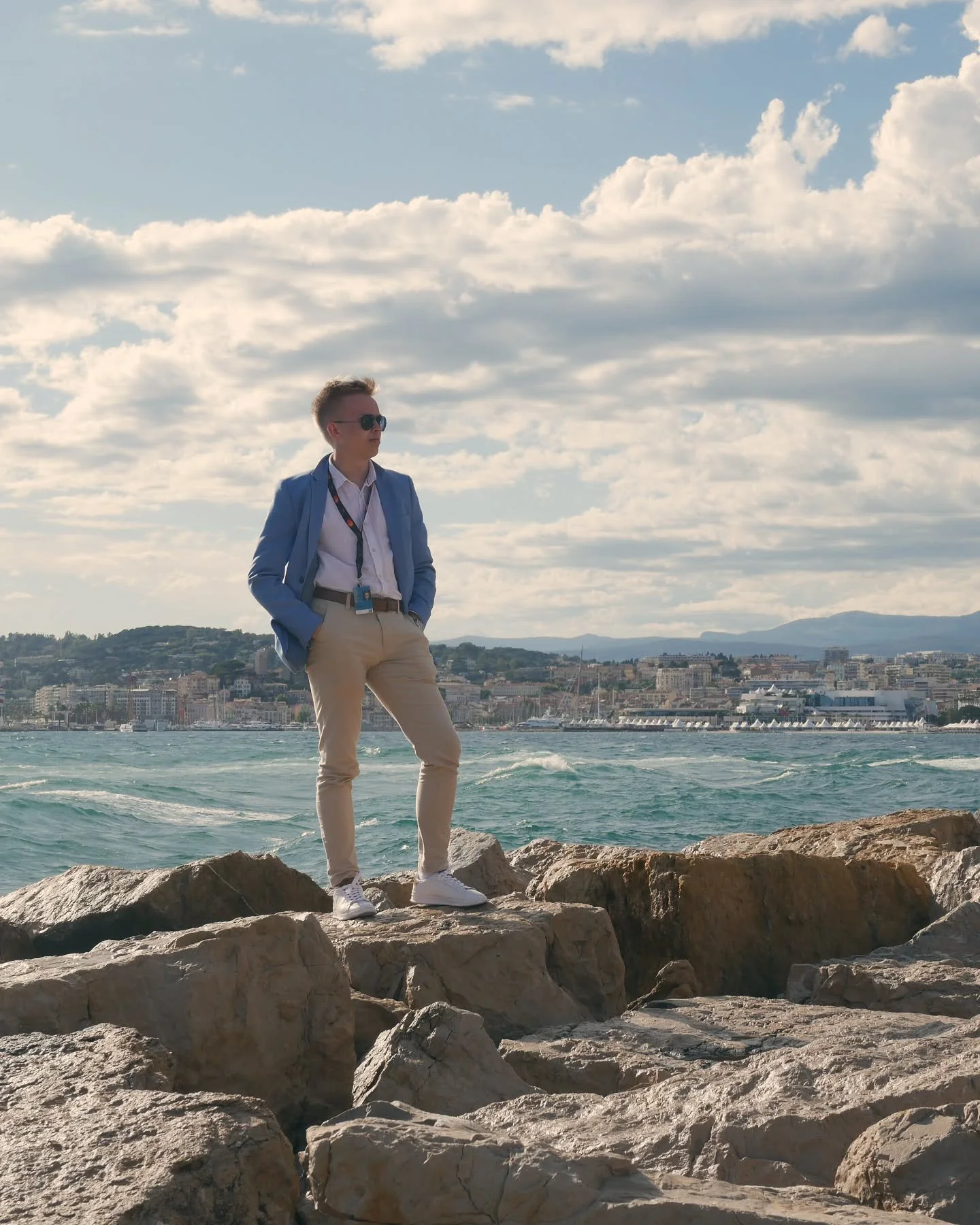 Kato m&auml; oon t&auml;&auml;l
K&auml;vin l&auml;hell&auml; pohjaa, nyt huipulla voi heng&auml;ht&auml;&auml;
En eilisi&auml; n&auml;&auml;
M&auml; meen vanhasta uuteen, vaik vanhasta j&auml;ljet j&auml;&auml;