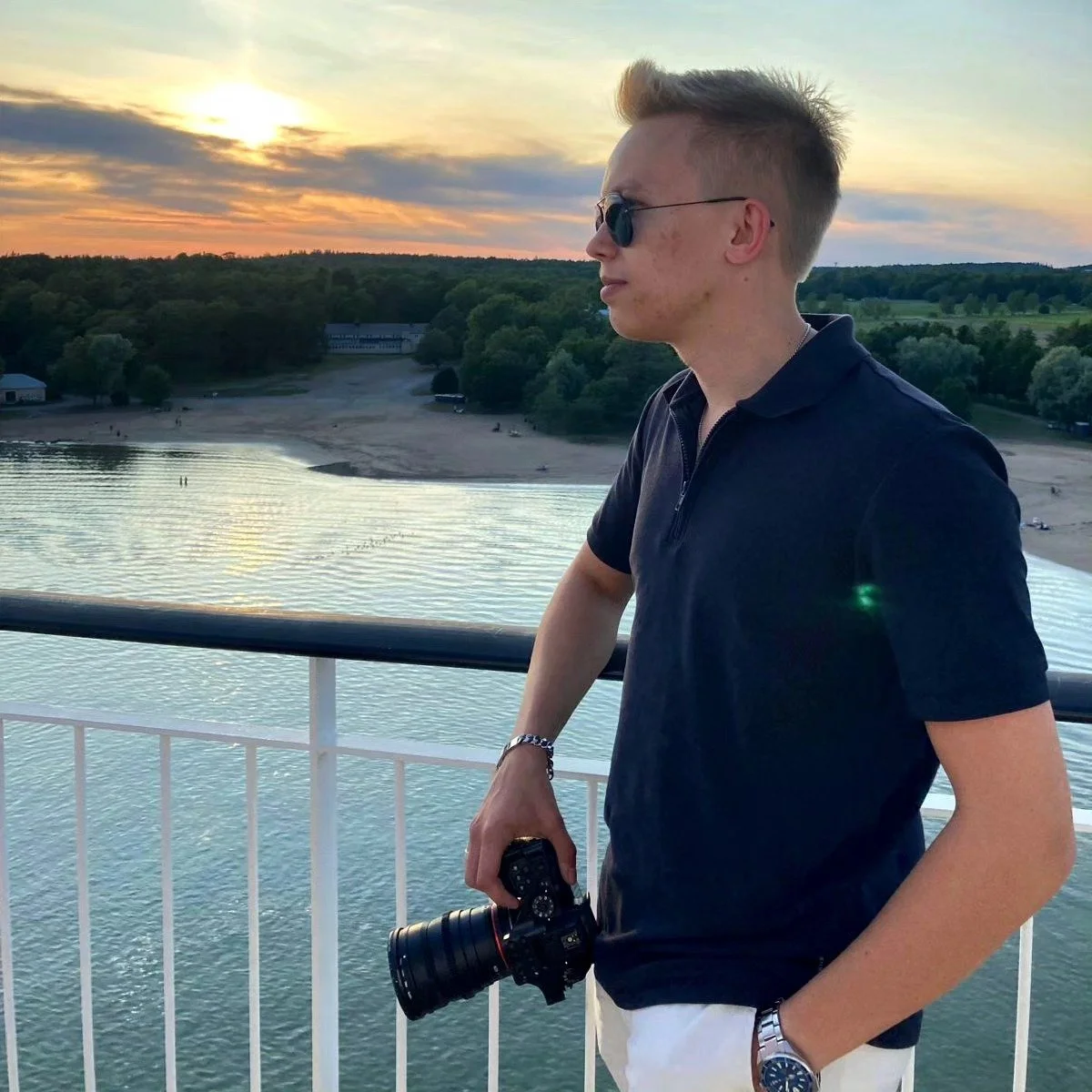 Lasit p&auml;&auml;s ja toivon ettei silm&auml;t vilahda
Parin tonni laskut ei tuu iltaa pilaamaa
Liksa juoksi jo teinin en l&auml;he stressaamaan
Emm&auml; en&auml;&auml; pysty h&auml;vii k&auml;vi miten k&auml;vi