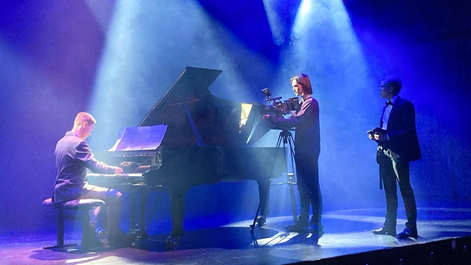 Charles Smith - Koston Kyynet tuotanto, kuvausryhmä, Kangasala-talo, Kangasala, flyygeli