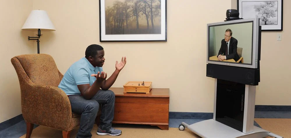 Una sessione di Psichiatria a distanza. Negli Stati Uniti D’America la telepsichiatria è in uso da anni. L’India è uno dei Paesi con maggiori studi scientifici a riguardo della Telepsichiatria