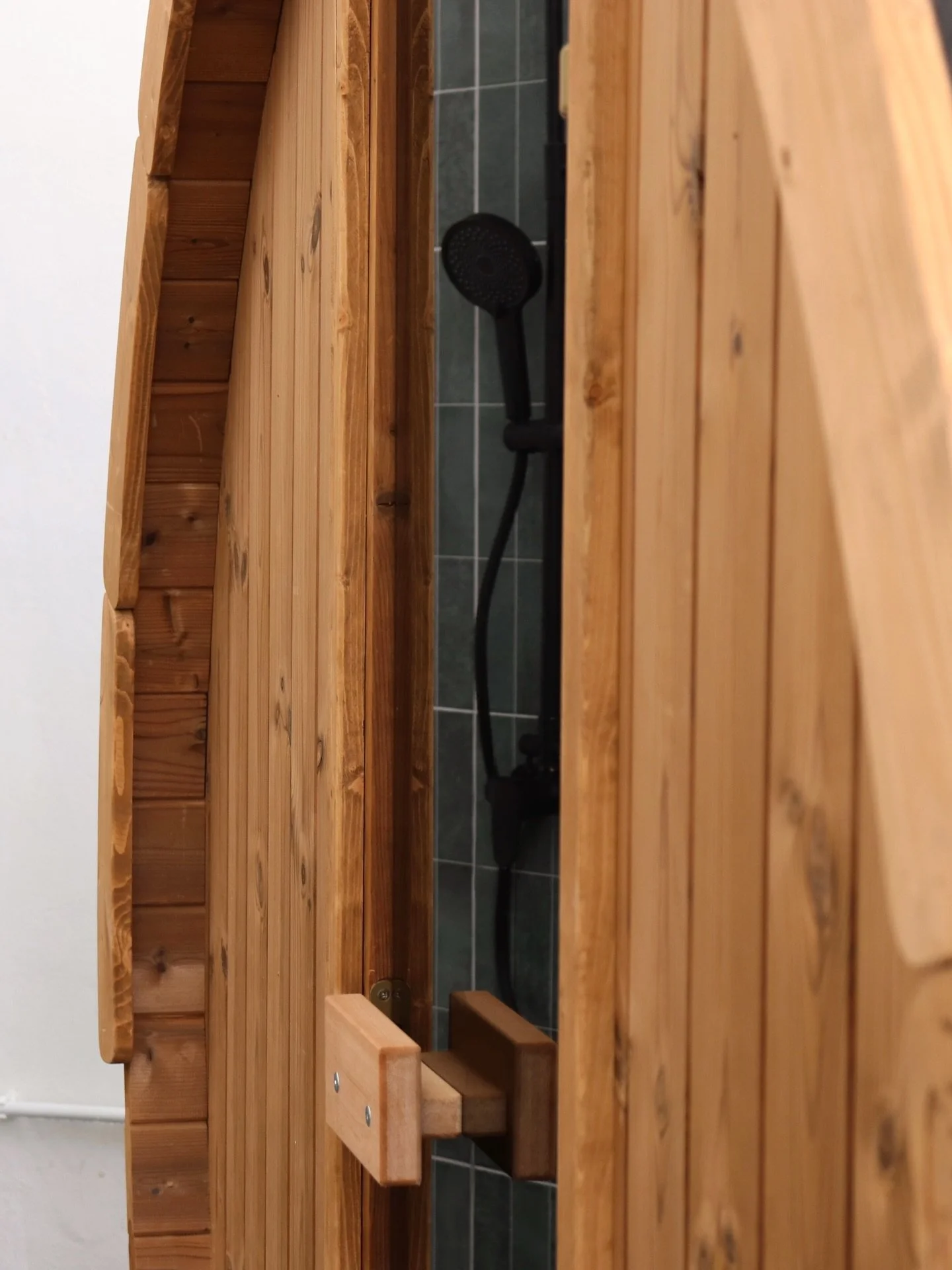 El calor de la sauna no es solo relajaci&oacute;n. Es liberaci&oacute;n. 

Cuando entras en calor, tu cuerpo se abre, la tensi&oacute;n se suelta, y tu mente finalmente respira. Los finlandeses lo saben desde hace siglos: el calor sana. Recuperaci&oa