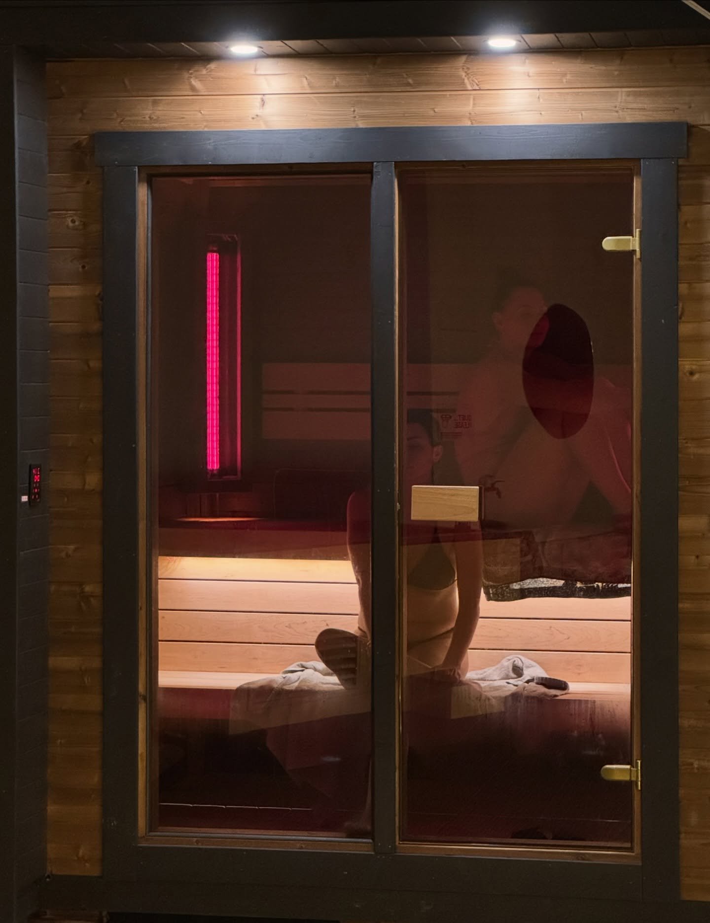The secrets of the Infrared Sauna.

How long?
&bull; 20-30 minutes for maximum benefit
&bull; No rush, heat penetrates slowly

Why use it?
&bull; Deep detoxification
&bull; Muscle recovery without cardiovascular stress
&bull; Mental clarity and lasti