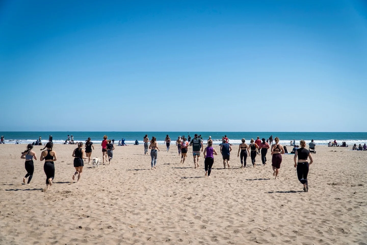 GRACIAS a todos los que os unisteis a nosotros este s&aacute;bado en la playa 🌞

Arrancamos la ma&ntilde;ana con un super workout de la mano de @pablovalenfit del equipo de @espaciovalenfit seguido de un ba&ntilde;ito en el mar a 14 graditos con @co