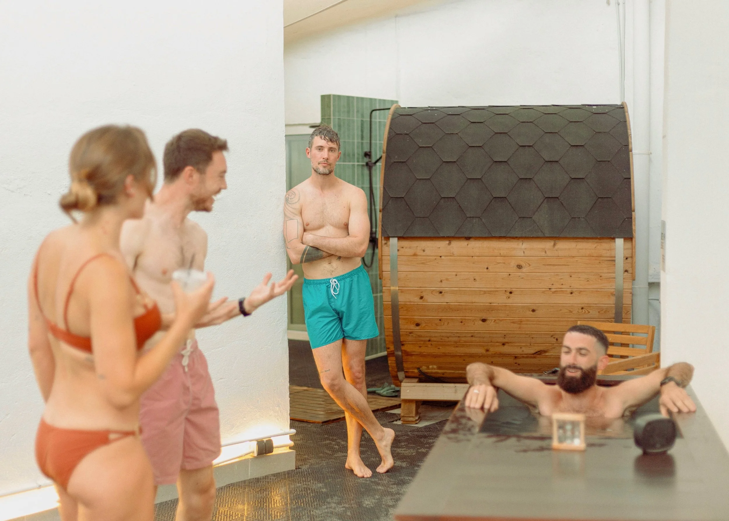 Para quien necesita gente. Y para quien necesita silencio.

Lunes, 19:30. Social ice sessions.
M&uacute;sica, gente nueva, sauna y fr&iacute;o compartidos.
Contraste, en compa&ntilde;&iacute;a.

Mi&eacute;rcoles, 17:00. Quiet hours.
Sin m&uacute;sica