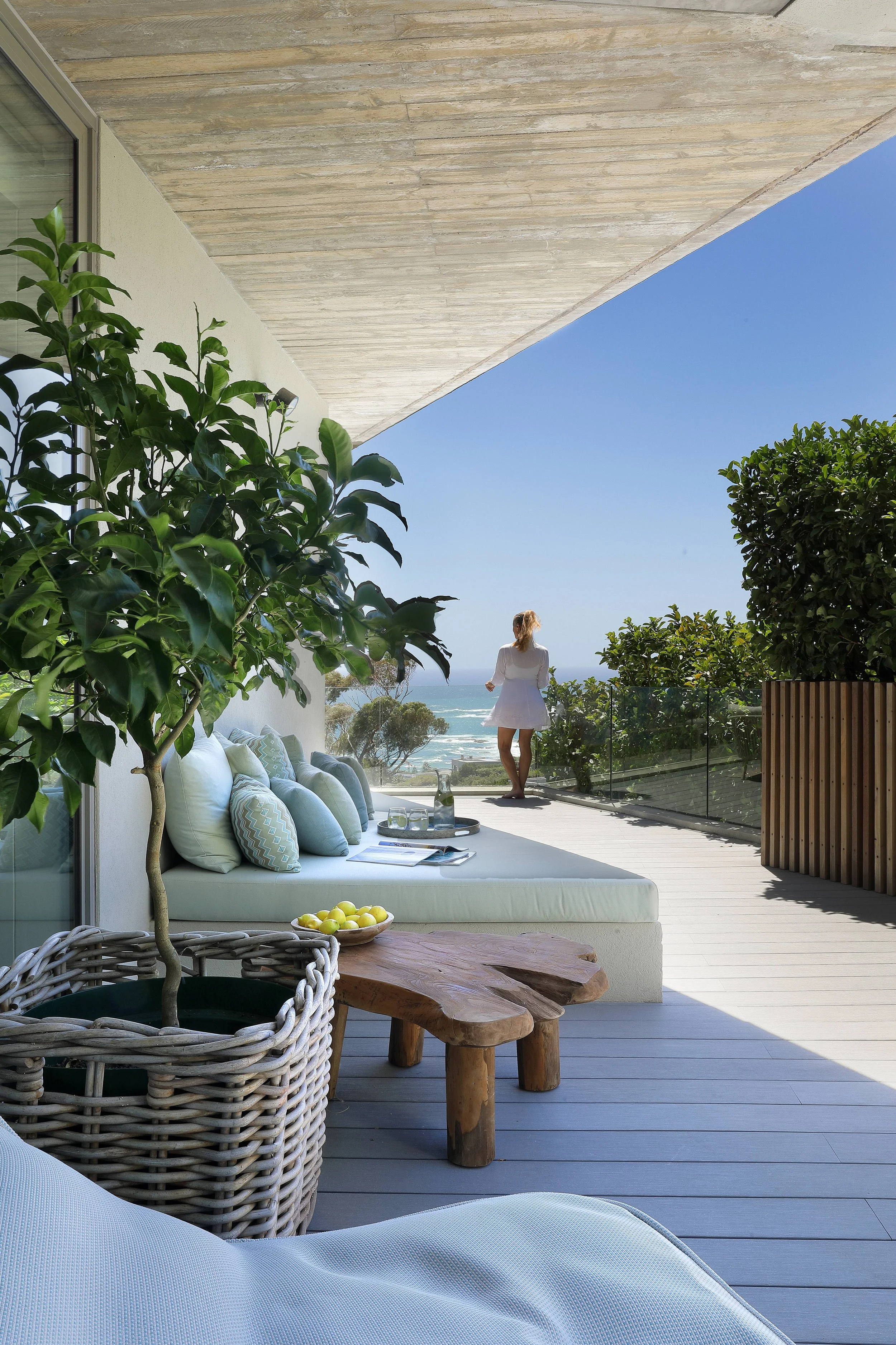 Modernes Ferienhaus Kapstadt, natürliche Materialien und organische Formen, maßgefertigte Outdoormöbel, Anja Lehne fine interiors