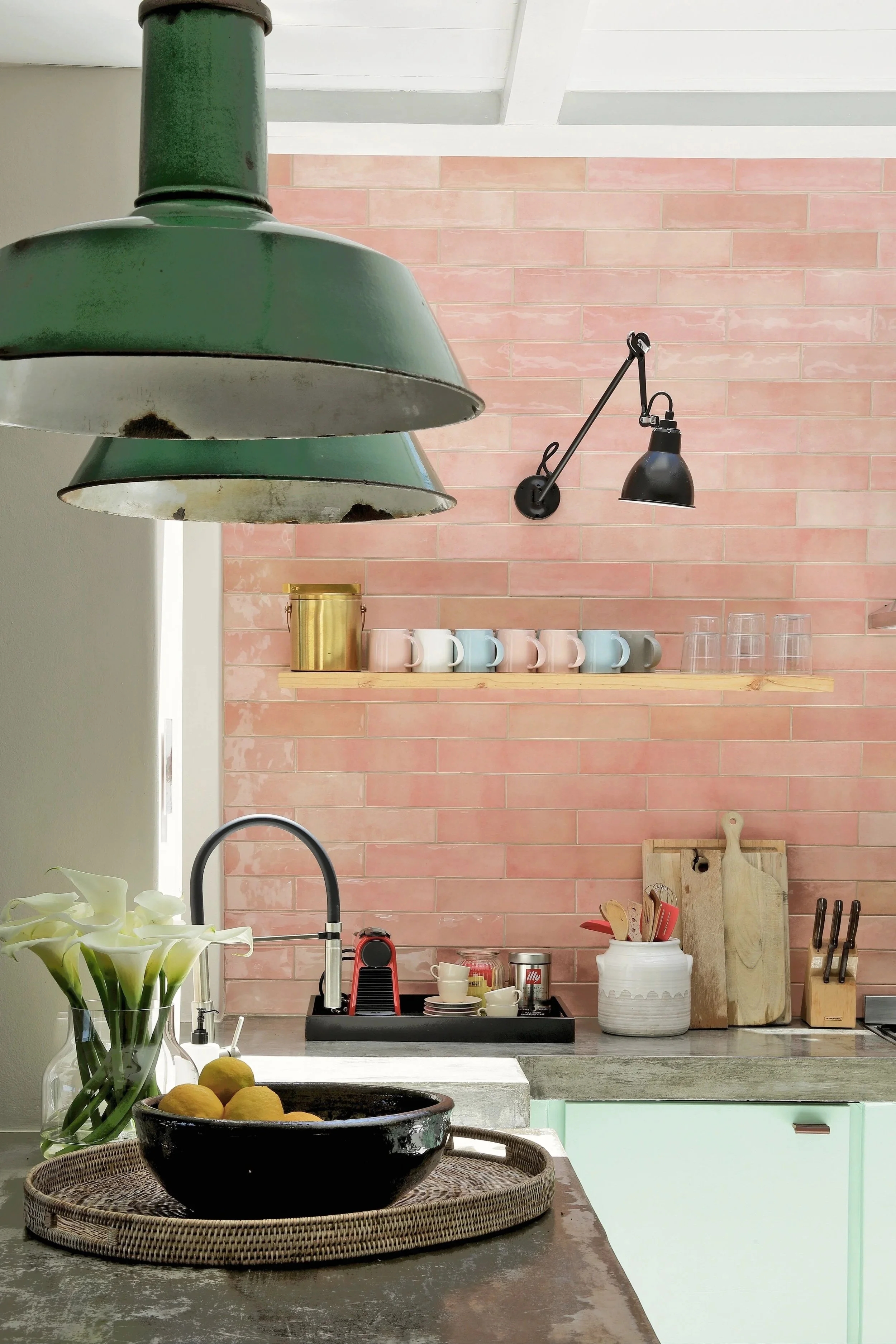 Strandhaus Llandudno Kapstadt, Küche mit rosa Fliesen, entspannte Einrichtung mit natürlichen Materialien, Anja Lehne fine interiors