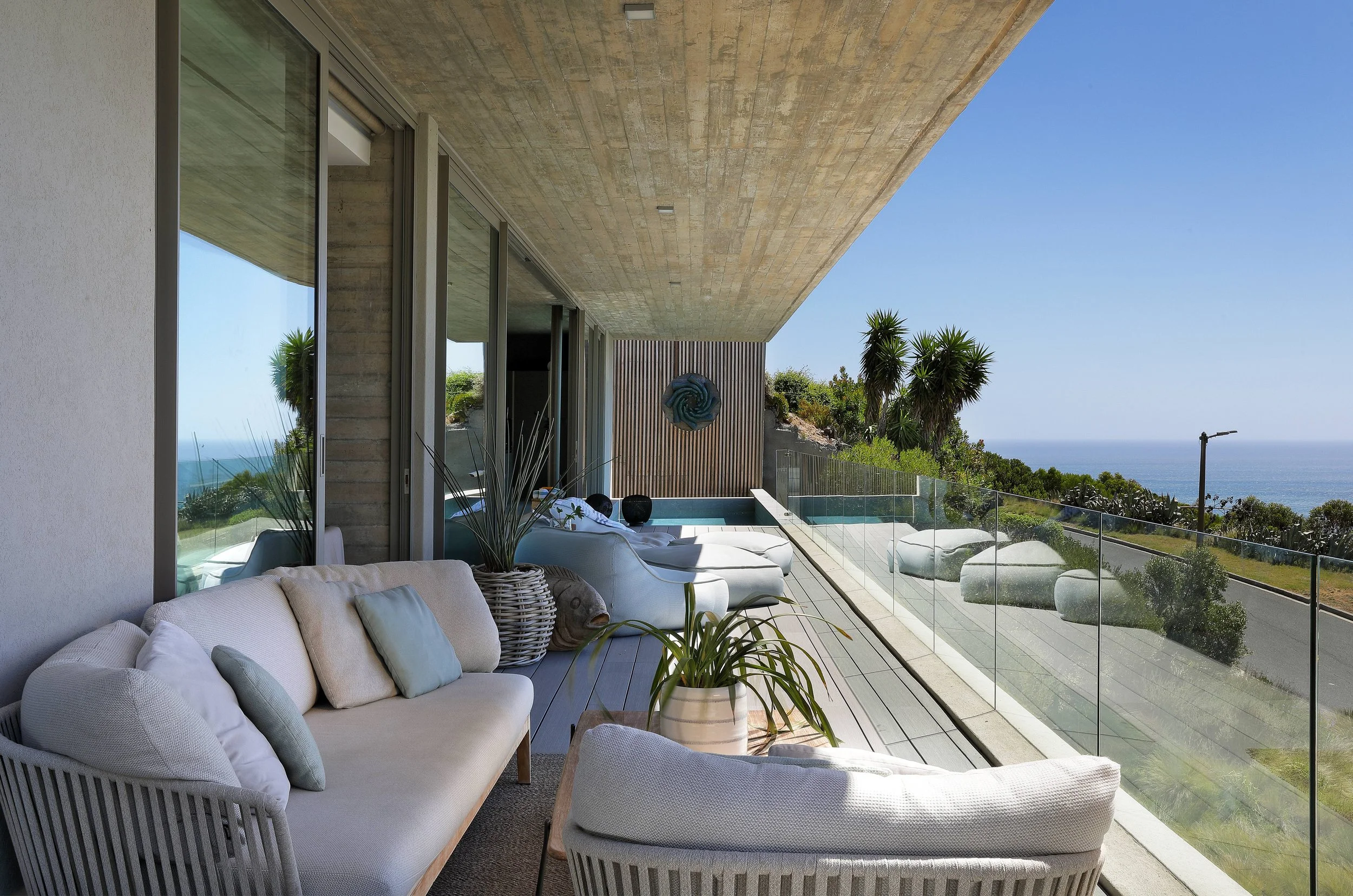Modernes Ferienhaus Kapstadt, natürliche Materialien und organische Formen, hochwertige Terrassenmöbel, Anja Lehne fine interiors